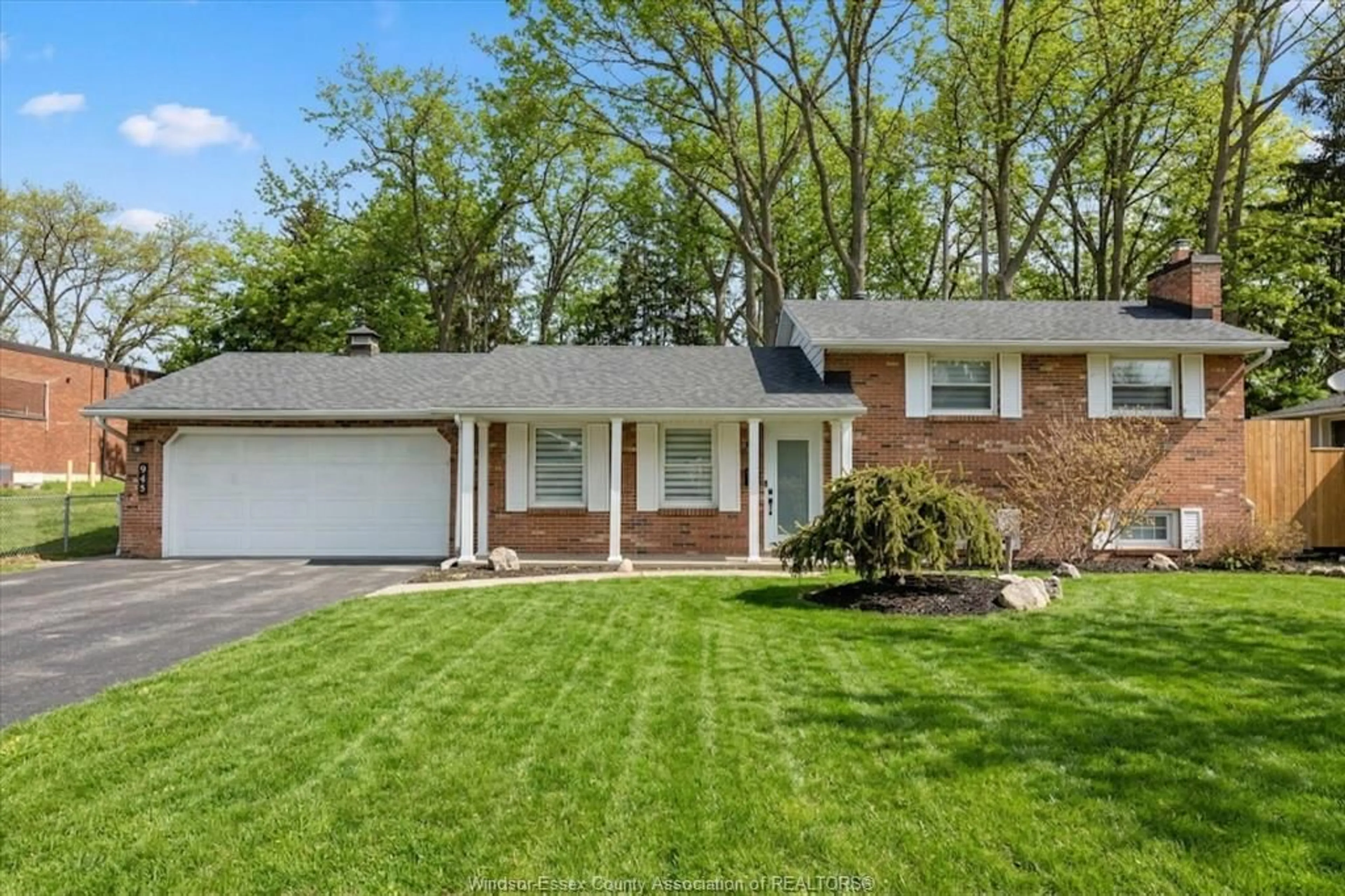 Home with vinyl exterior material, street for 945 LAURIER, LaSalle Ontario N9J 1M9