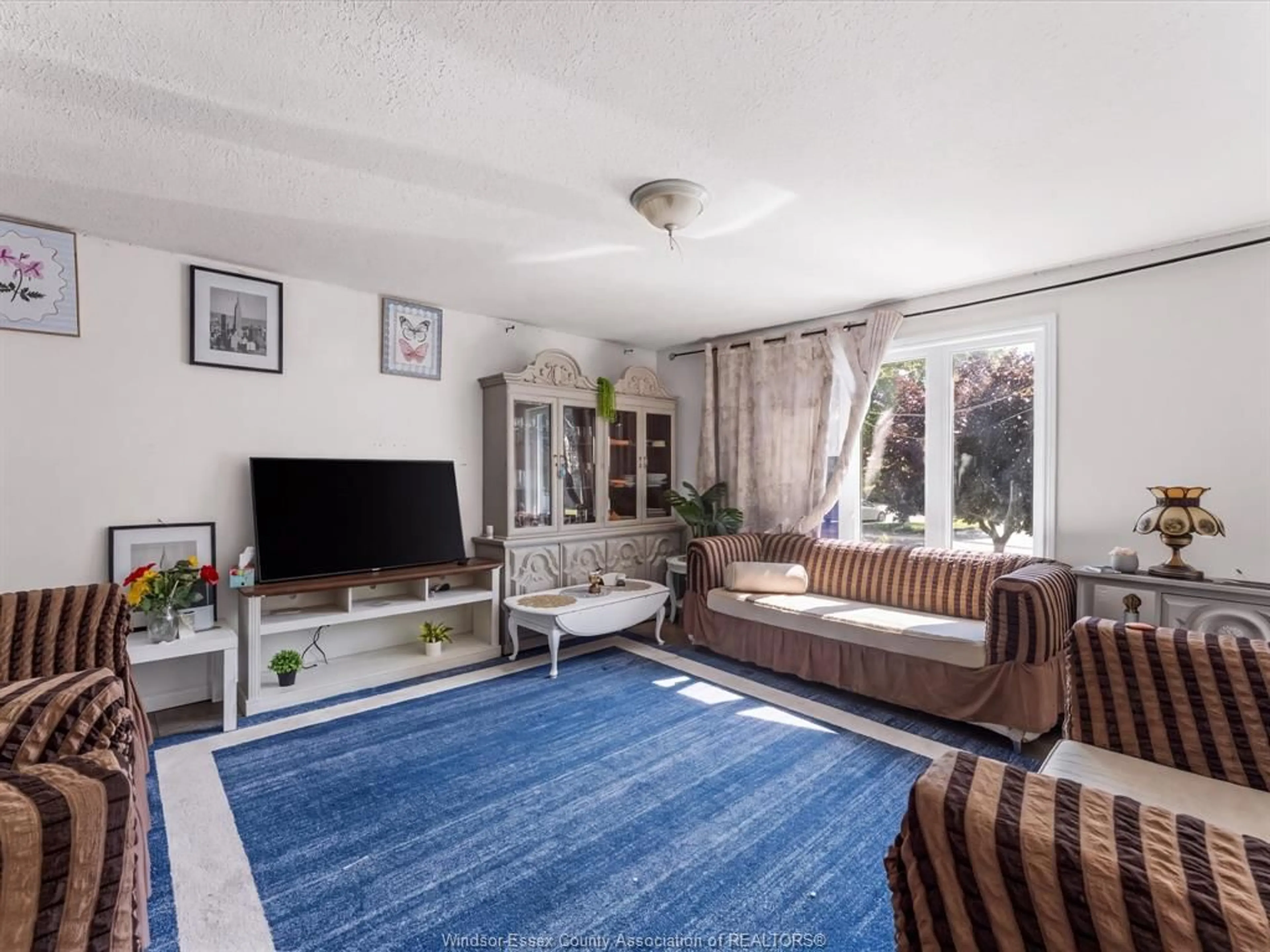 Living room with furniture, unknown for 75 SUTTON, Leamington Ontario N8H 5E9