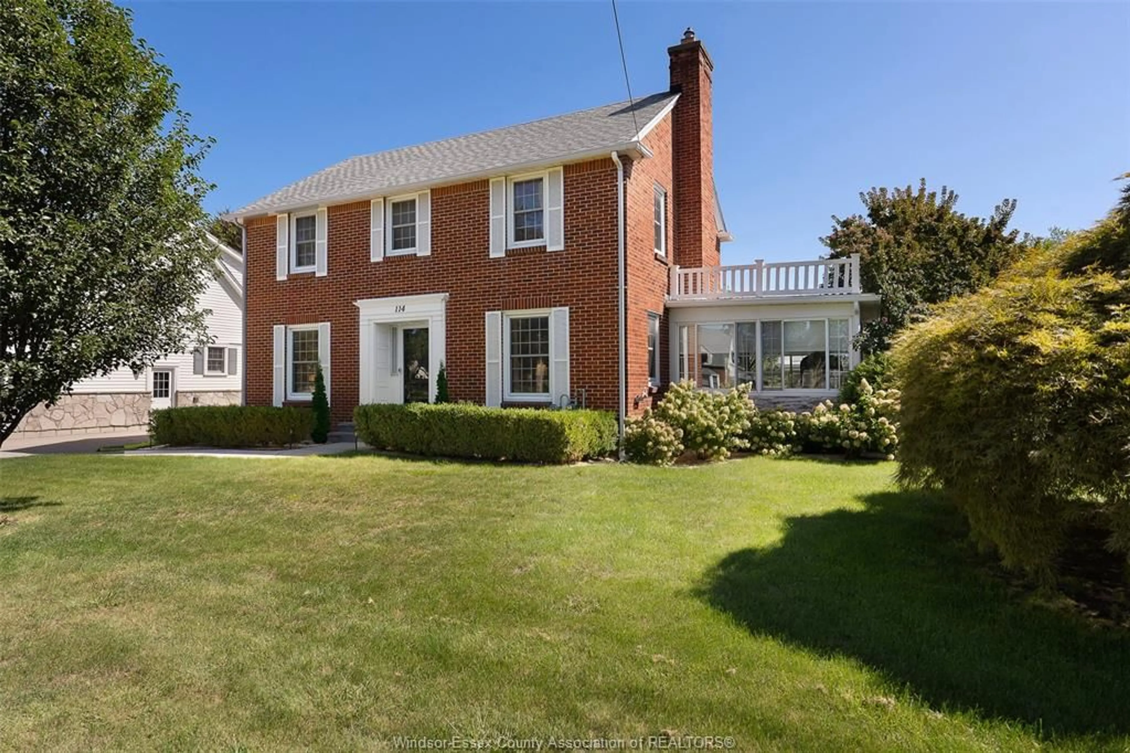 A pic from outside/outdoor area/front of a property/back of a property/a pic from drone, street for 114 WALNUT St, Harrow Ontario N0R 1G0