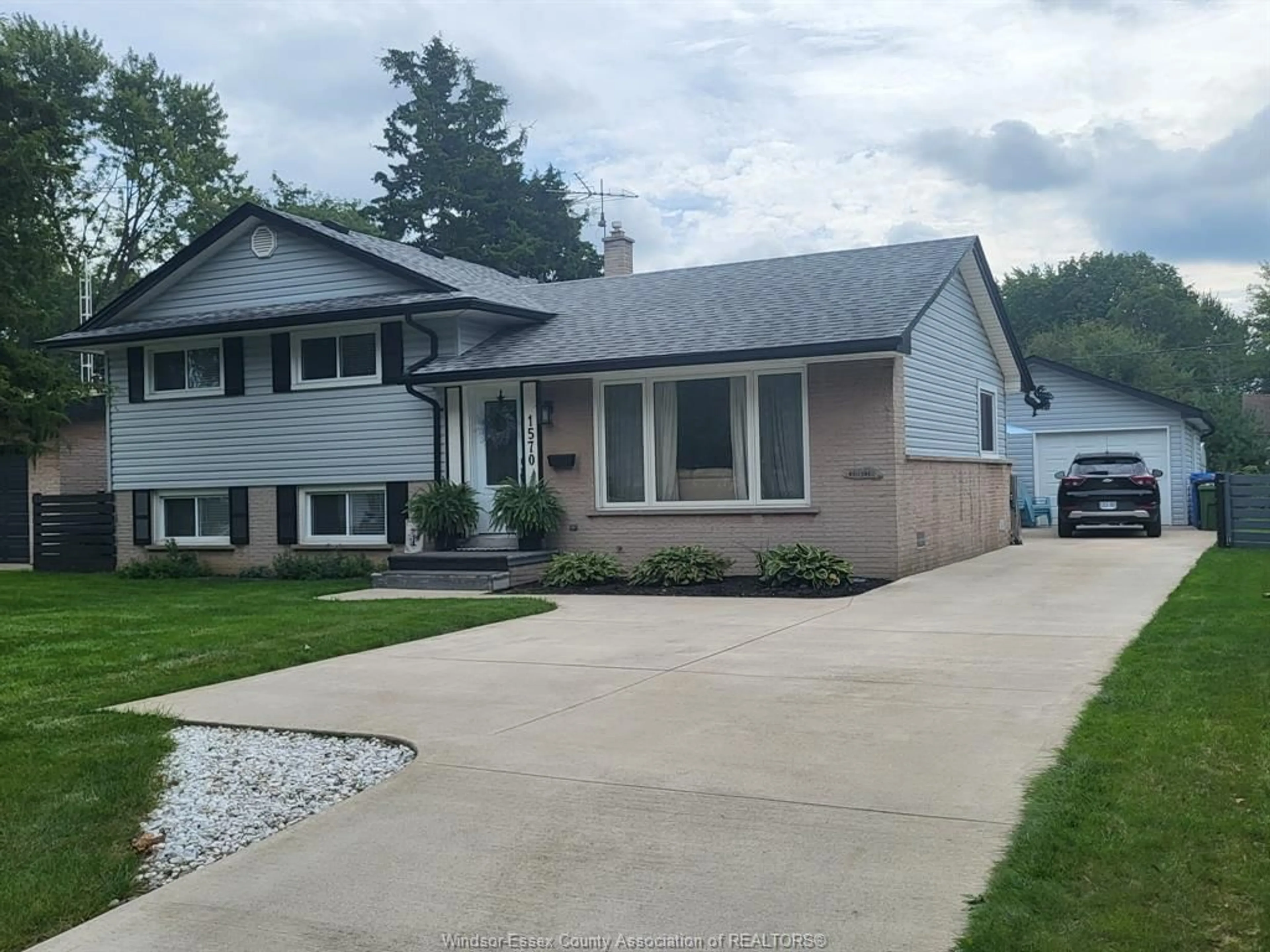 Home with vinyl exterior material, street for 1570 STRATFORD Crt, Windsor Ontario N9G 1W2