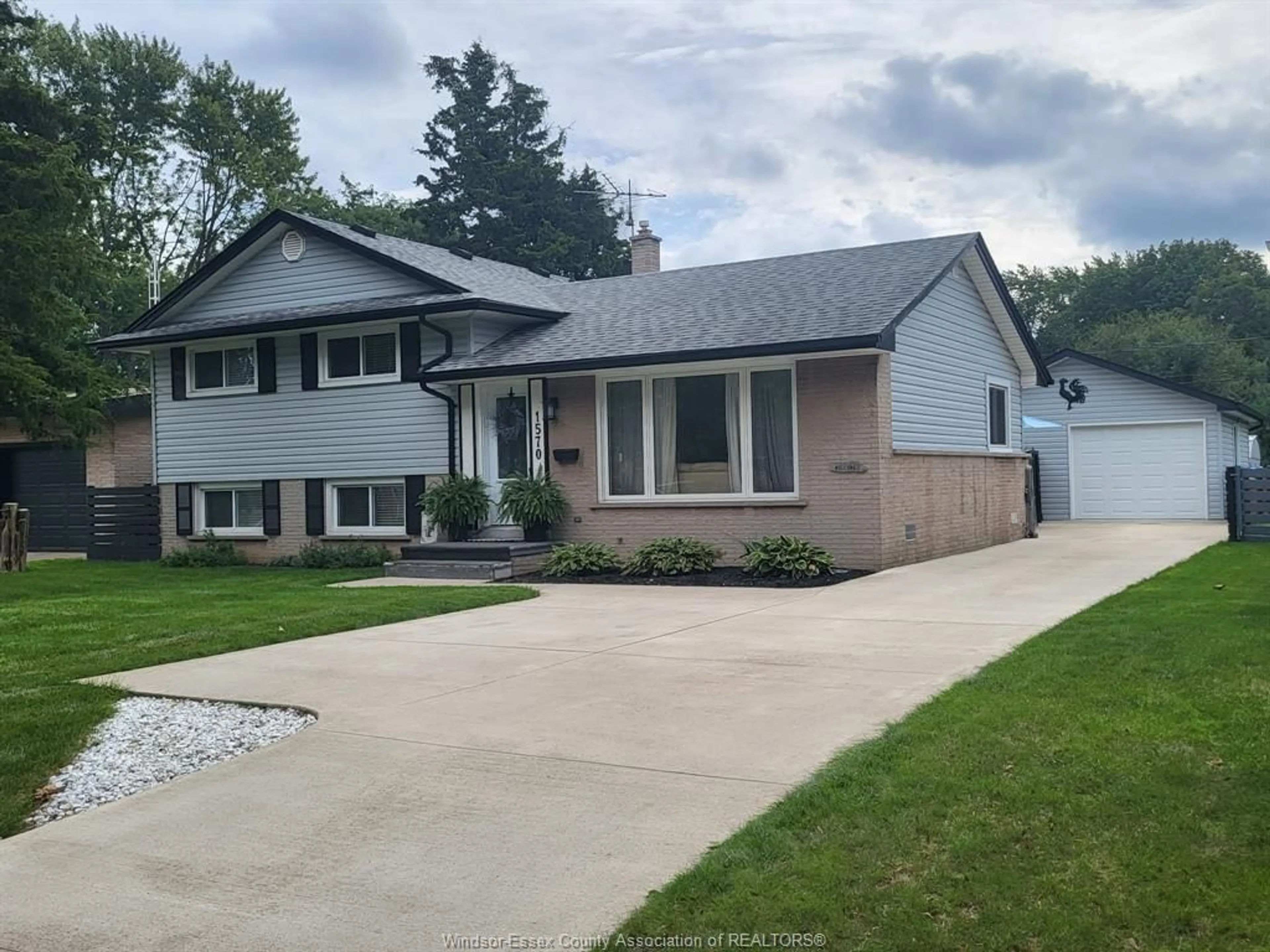 Home with vinyl exterior material, street for 1570 STRATFORD Crt, Windsor Ontario N9G 1W2