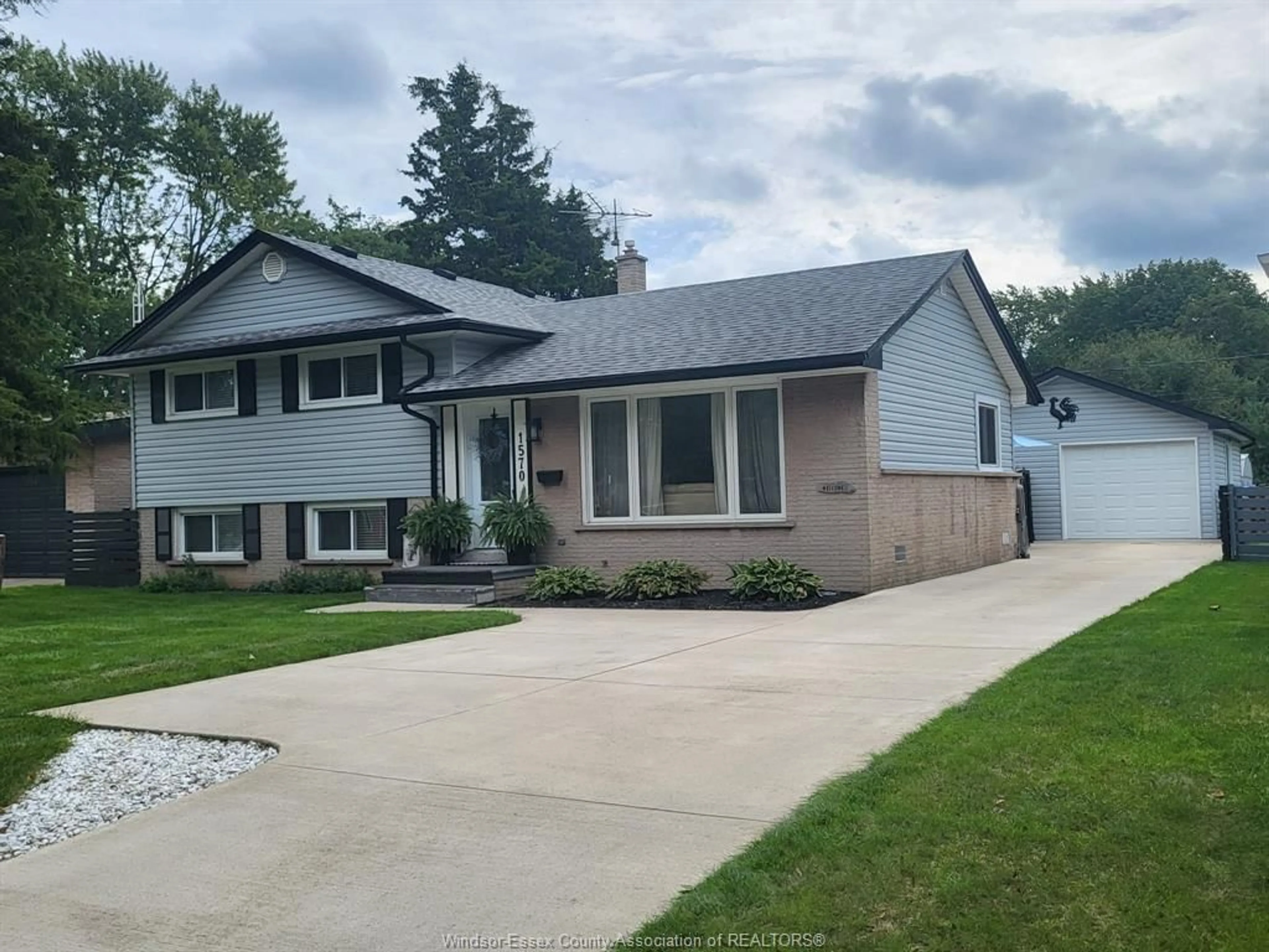 Home with vinyl exterior material, street for 1570 STRATFORD Crt, Windsor Ontario N9G 1W2