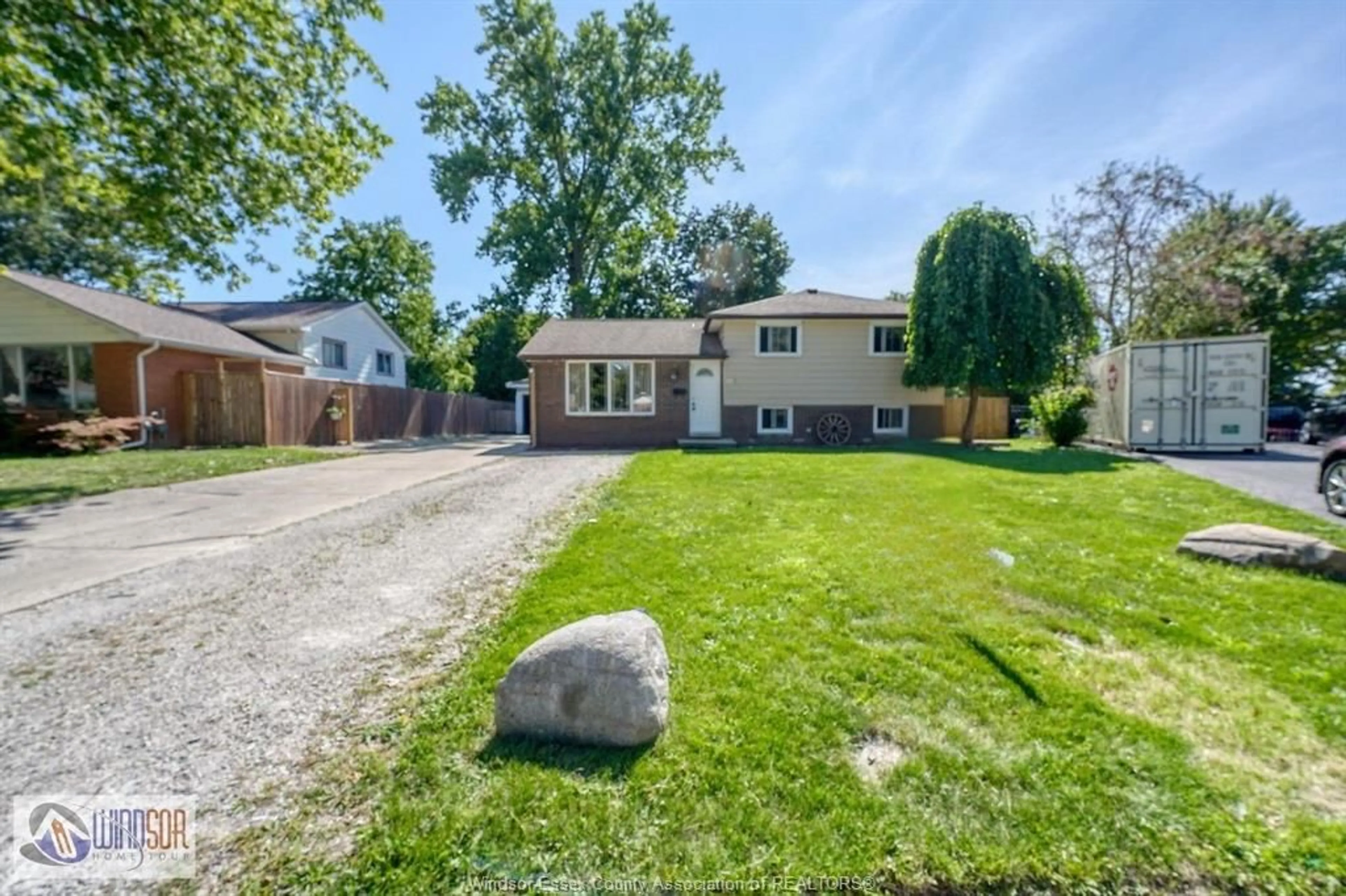 A pic from outside/outdoor area/front of a property/back of a property/a pic from drone, street for 243 HAWTHORN, Amherstburg Ontario N9V 1R9