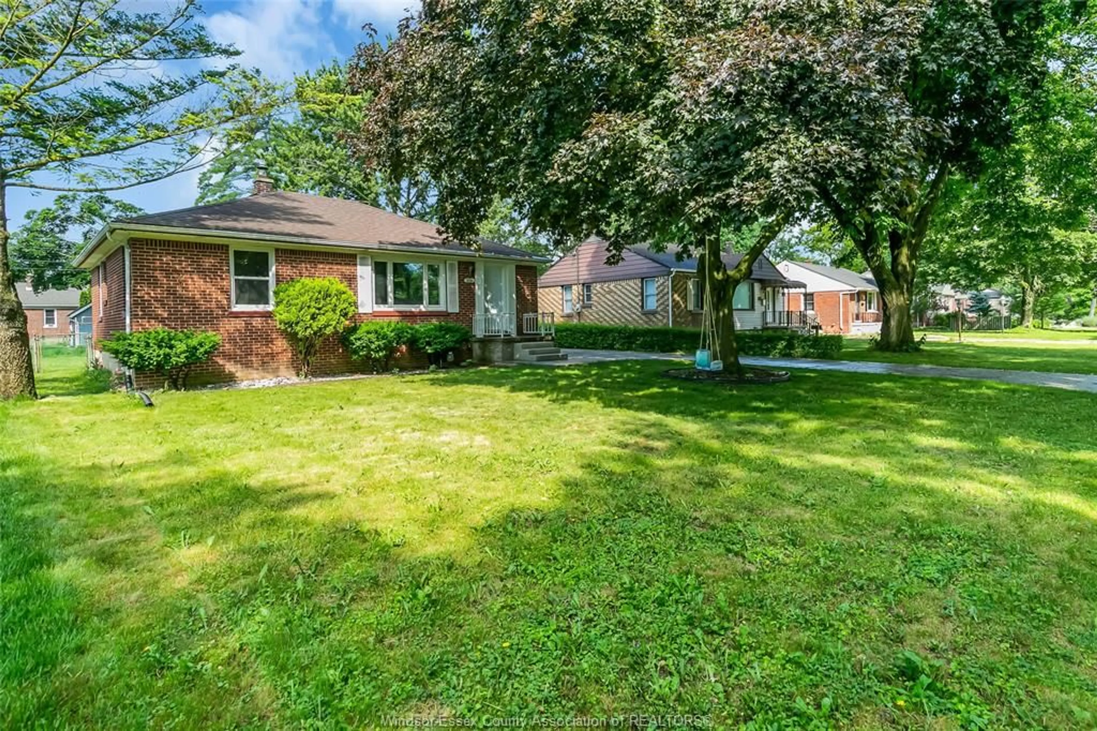 A pic from outside/outdoor area/front of a property/back of a property/a pic from drone, street for 3331 LONGFELLOW, Windsor Ontario N9E 2L7