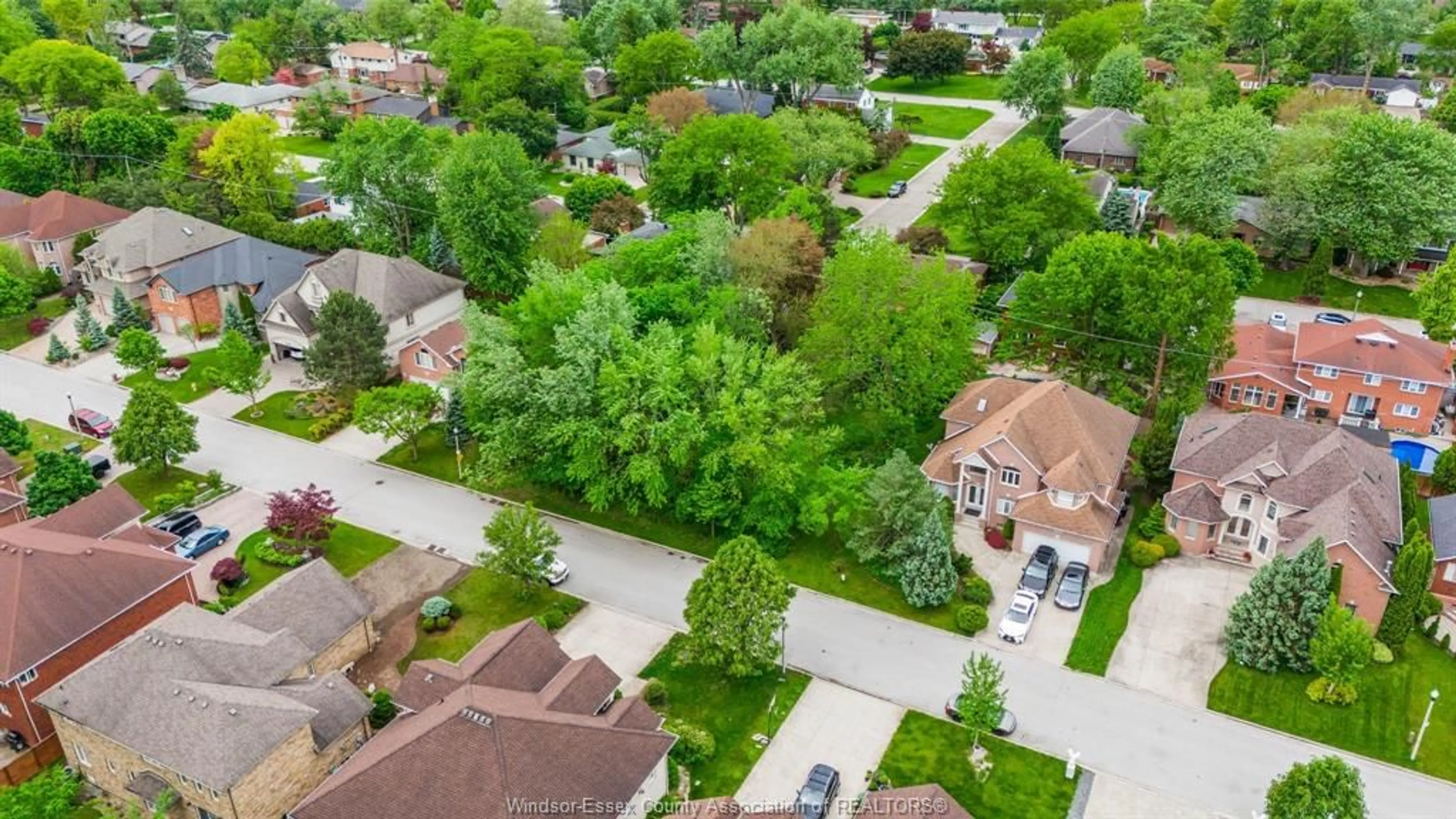 A pic from outside/outdoor area/front of a property/back of a property/a pic from drone, street for 3699 Inglewood Ave, Windsor Ontario N9E 4P3