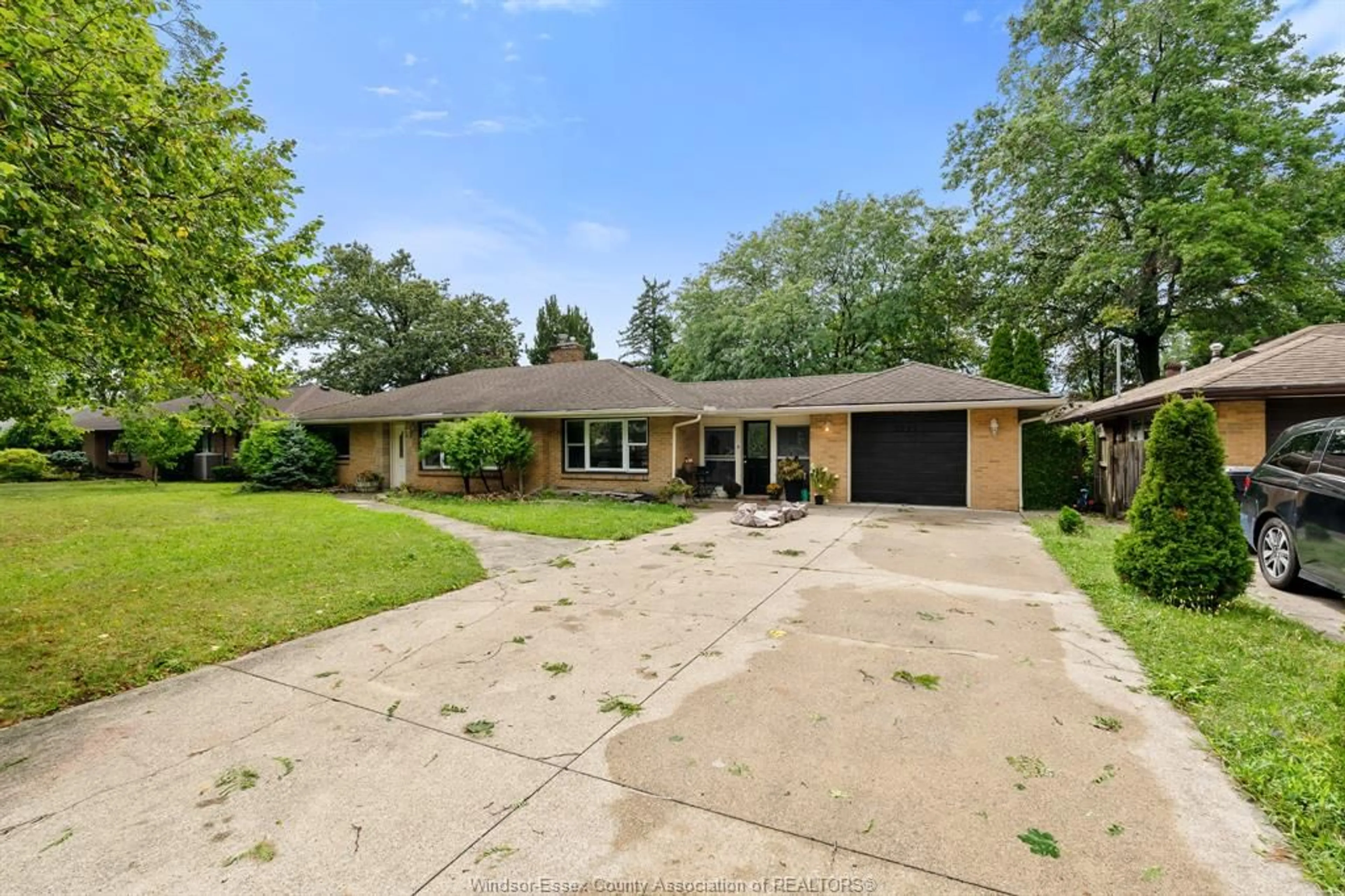 A pic from outside/outdoor area/front of a property/back of a property/a pic from drone, street for 2725 BUCKINGHAM Dr, Windsor Ontario N8T 2C1