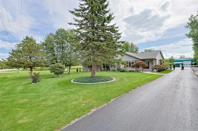 5121 Lakeshore Rd, Plympton-Wyoming 4