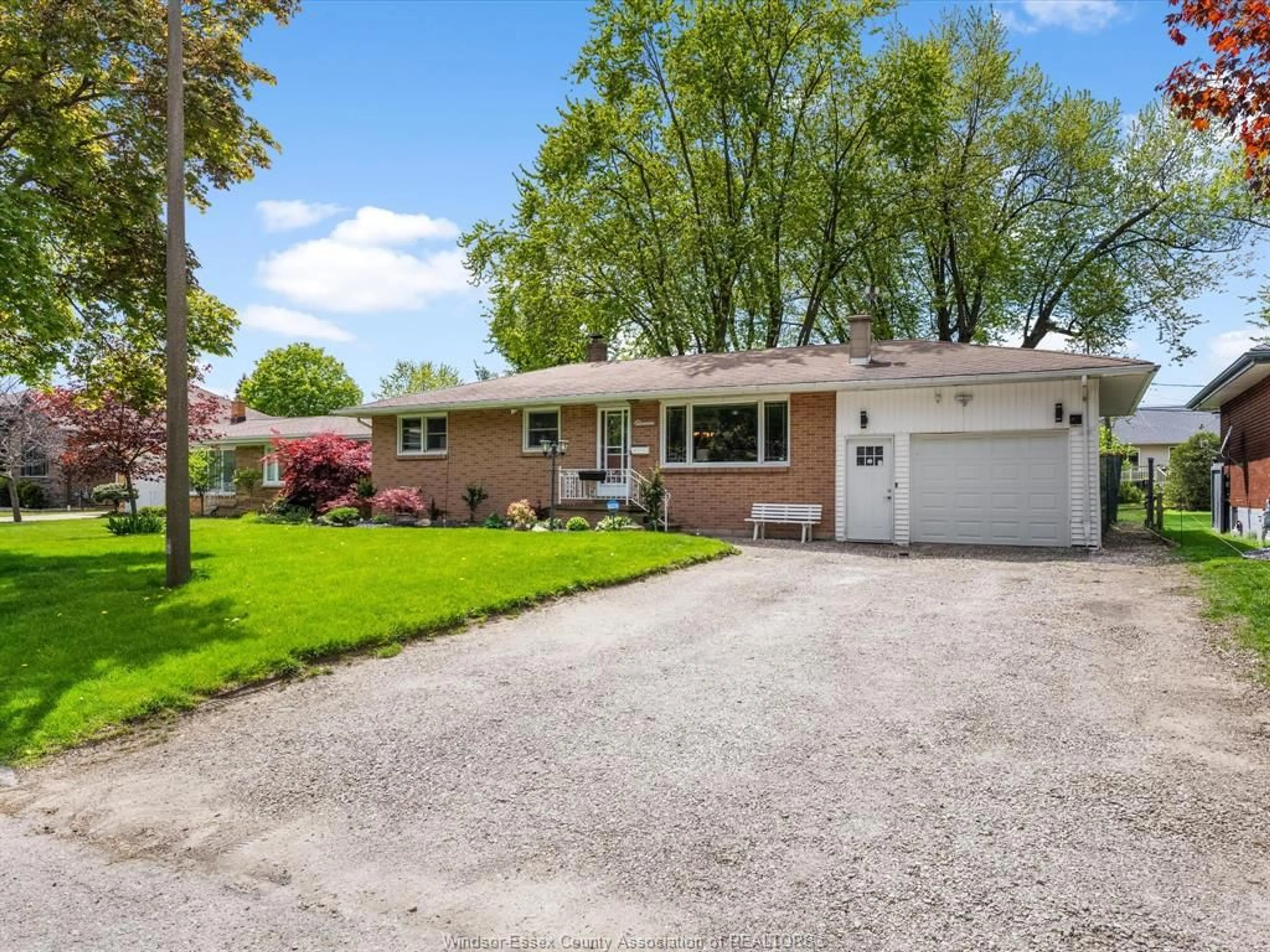 Home with vinyl exterior material, street for 11 WARREN Ave, Leamington Ontario N8H 2R3