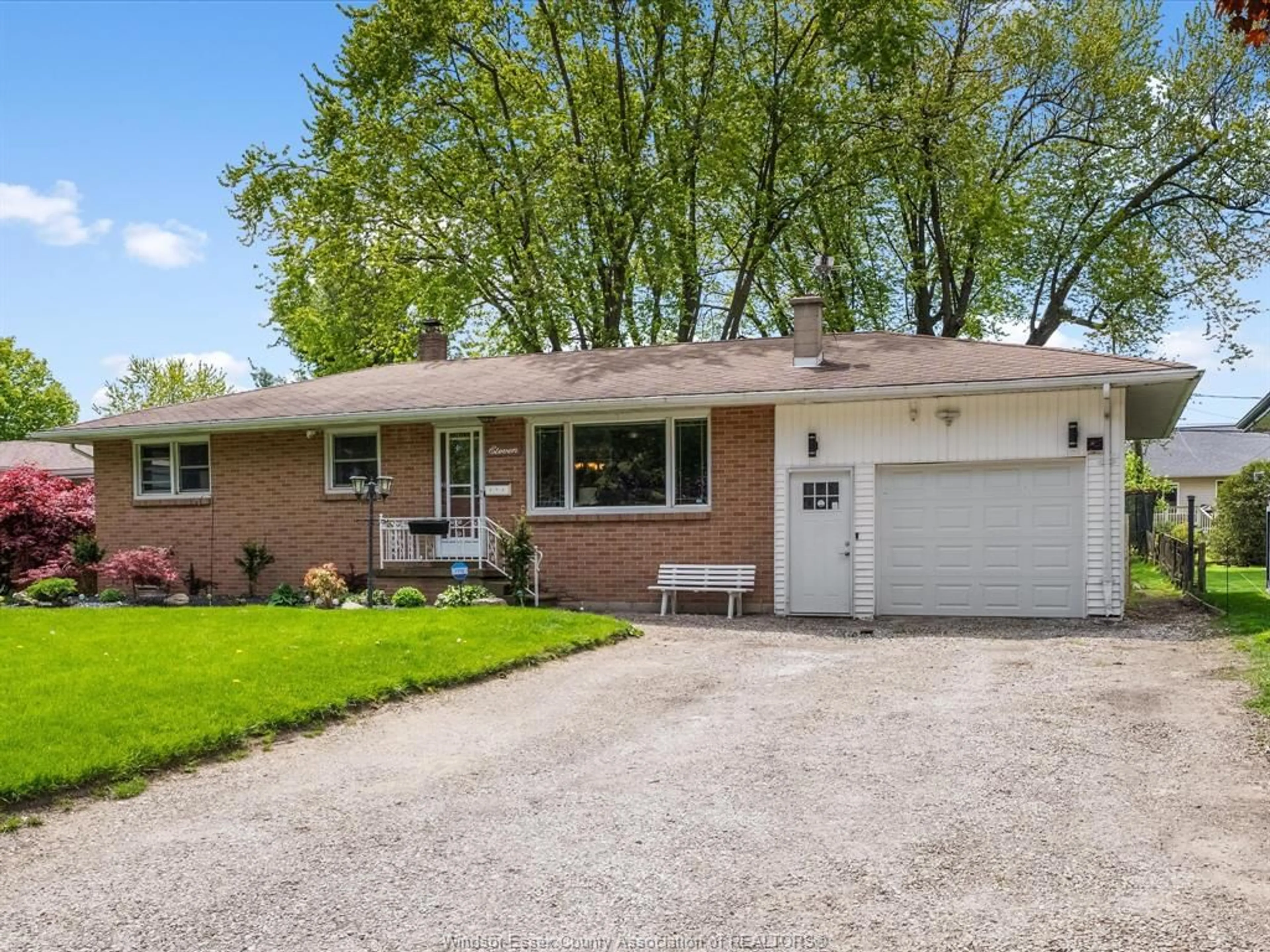 Home with vinyl exterior material, street for 11 WARREN Ave, Leamington Ontario N8H 2R3