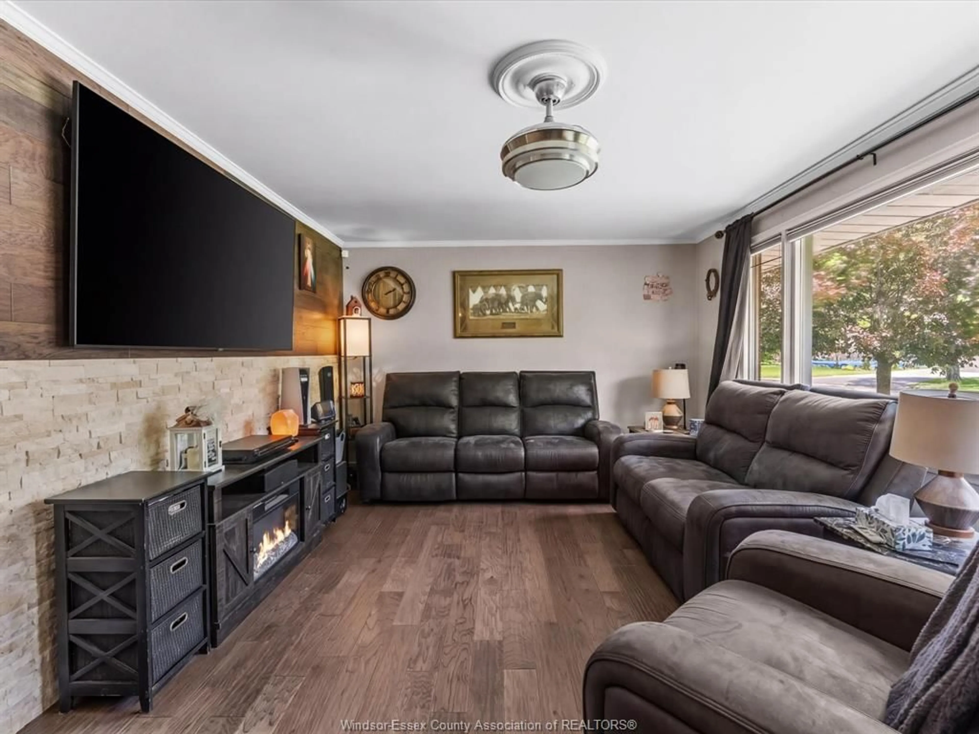 Living room with furniture, wood/laminate floor for 11 WARREN Ave, Leamington Ontario N8H 2R3