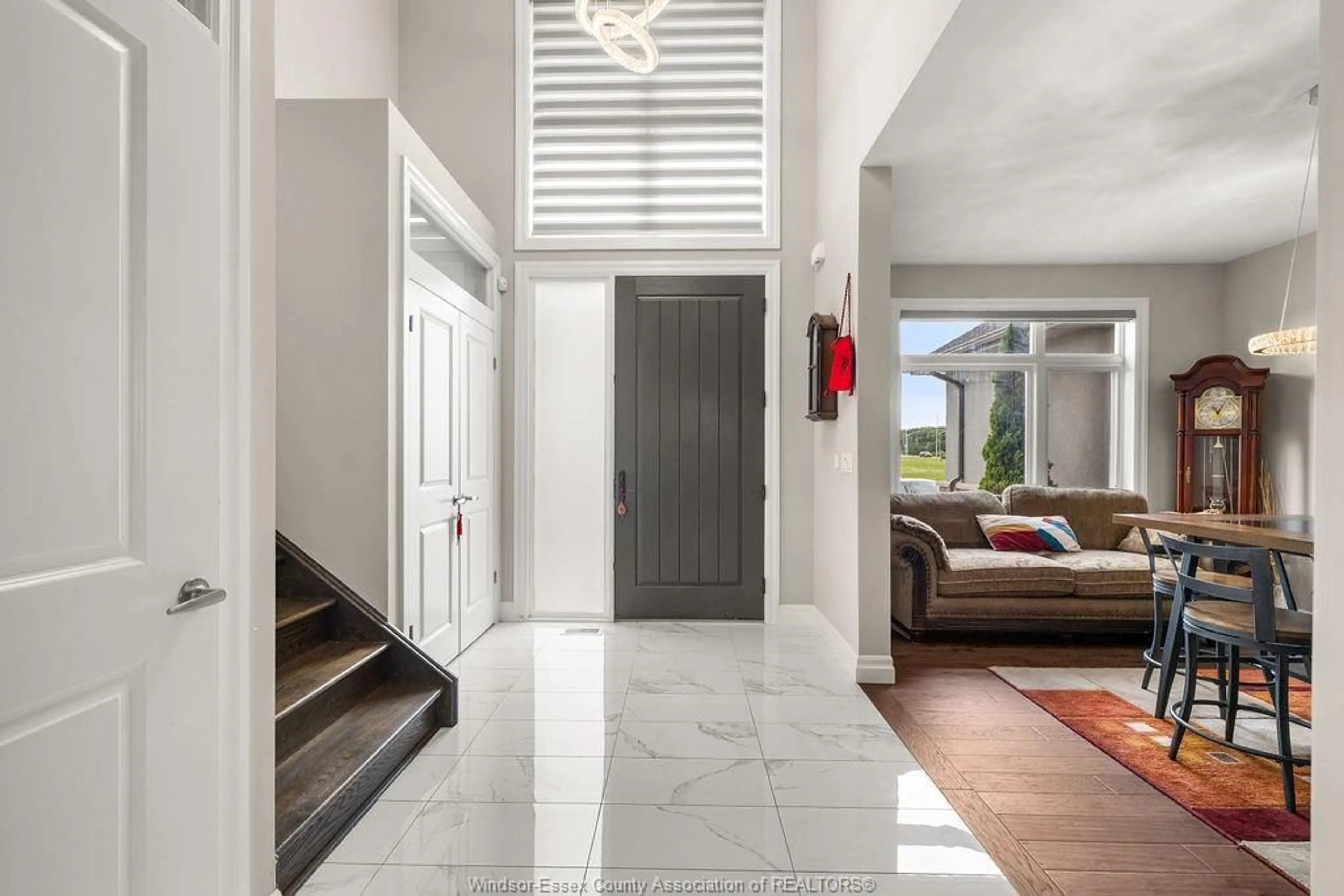 Indoor entryway for 969 WESTWOOD Dr, Lakeshore Ontario N0R 1A0