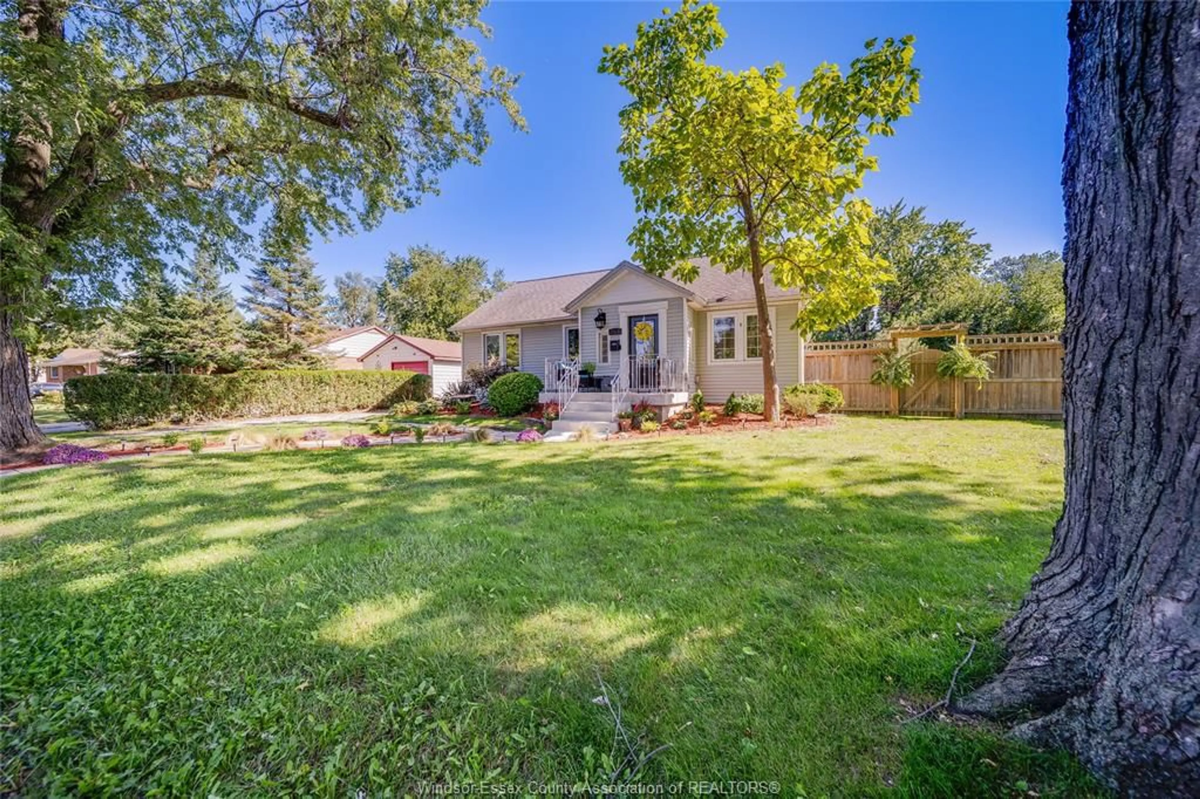 A pic from outside/outdoor area/front of a property/back of a property/a pic from drone, street for 2484 WESTMINSTER Blvd, Windsor Ontario N8T 1Y1