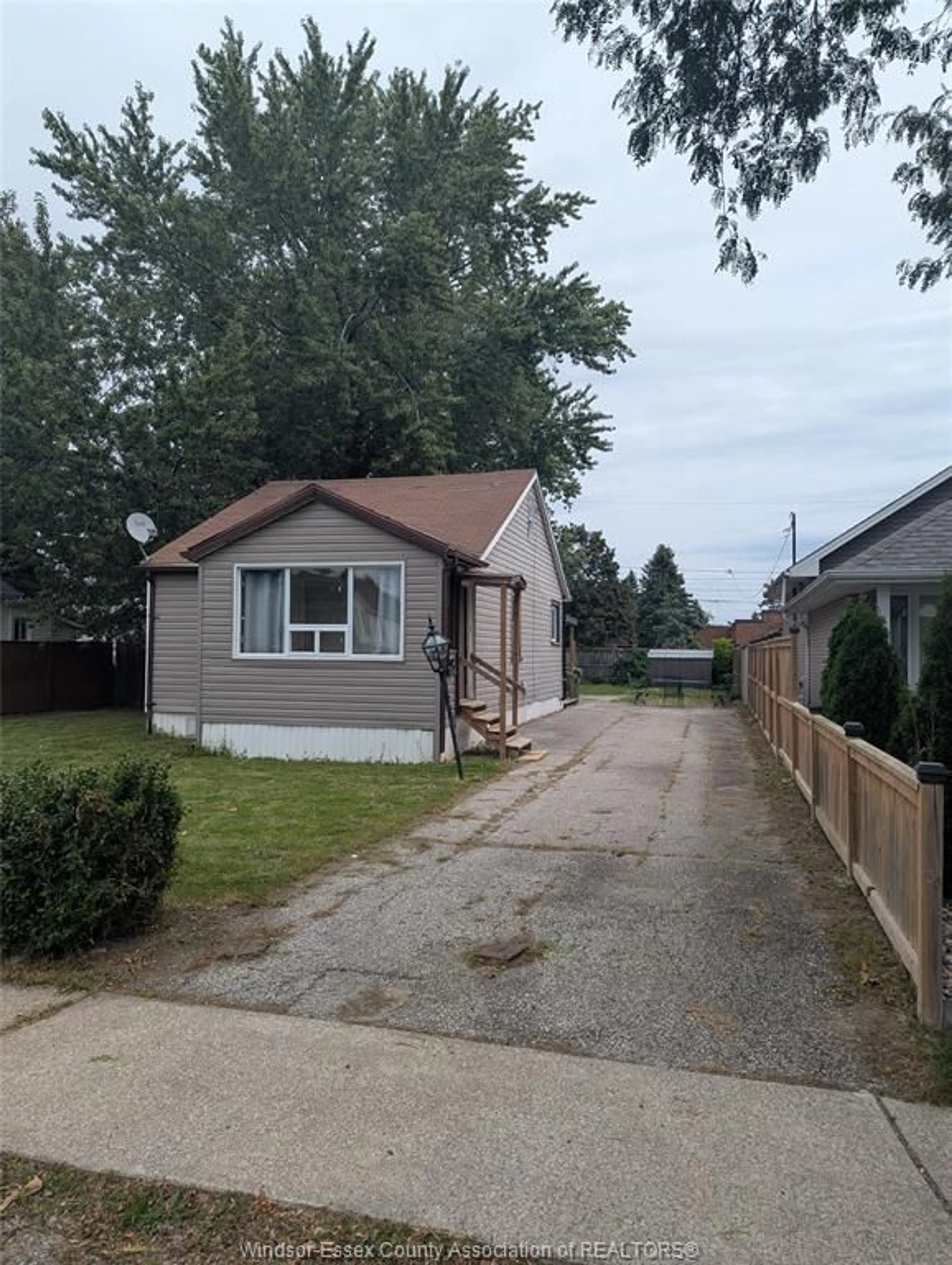 Home with vinyl exterior material, street for 1018 FORD Blvd, Windsor Ontario N8S 2G1