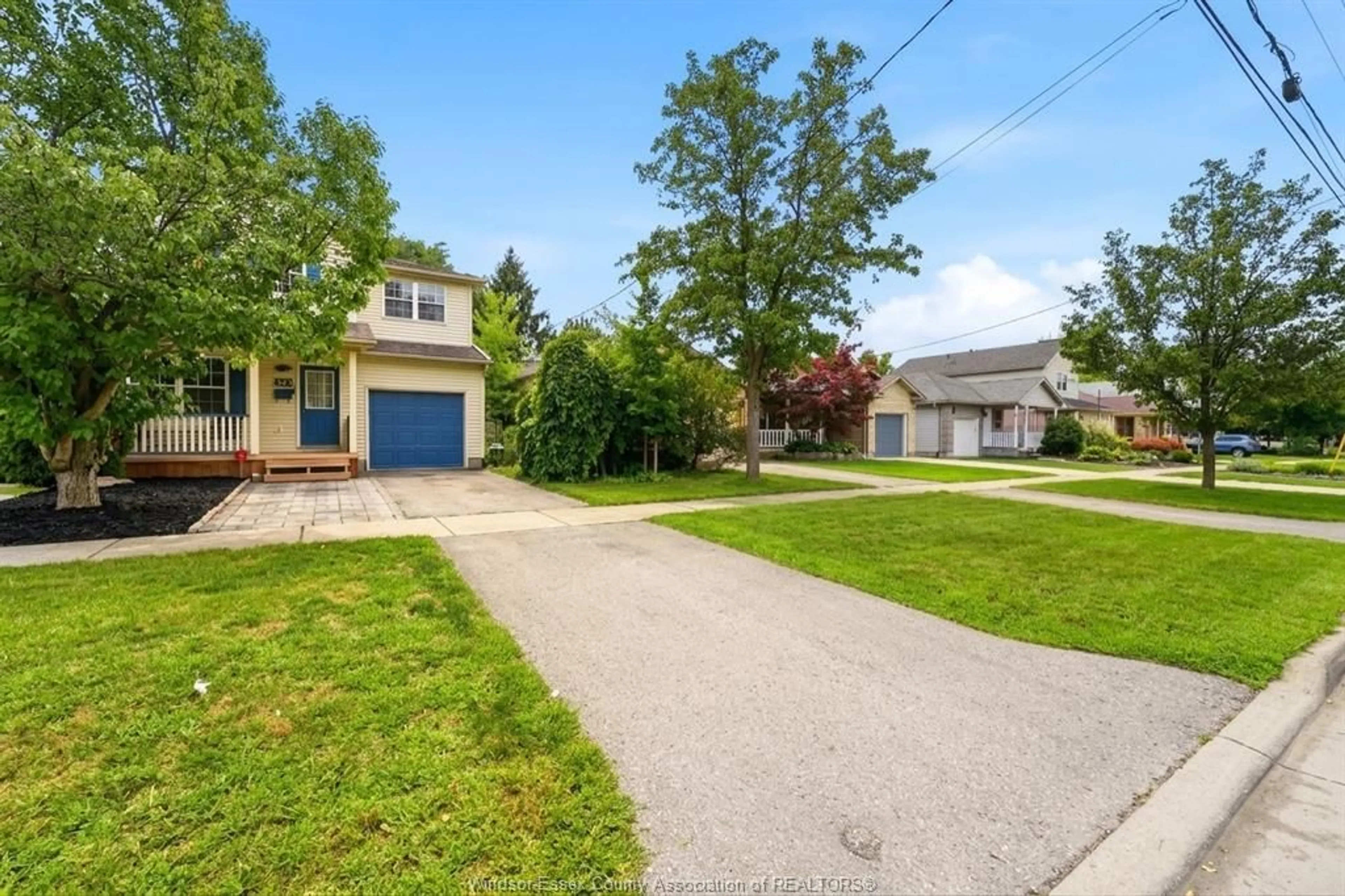 A pic from outside/outdoor area/front of a property/back of a property/a pic from drone, street for 573 PALL MALL St, London Ontario N5Y 2Z8