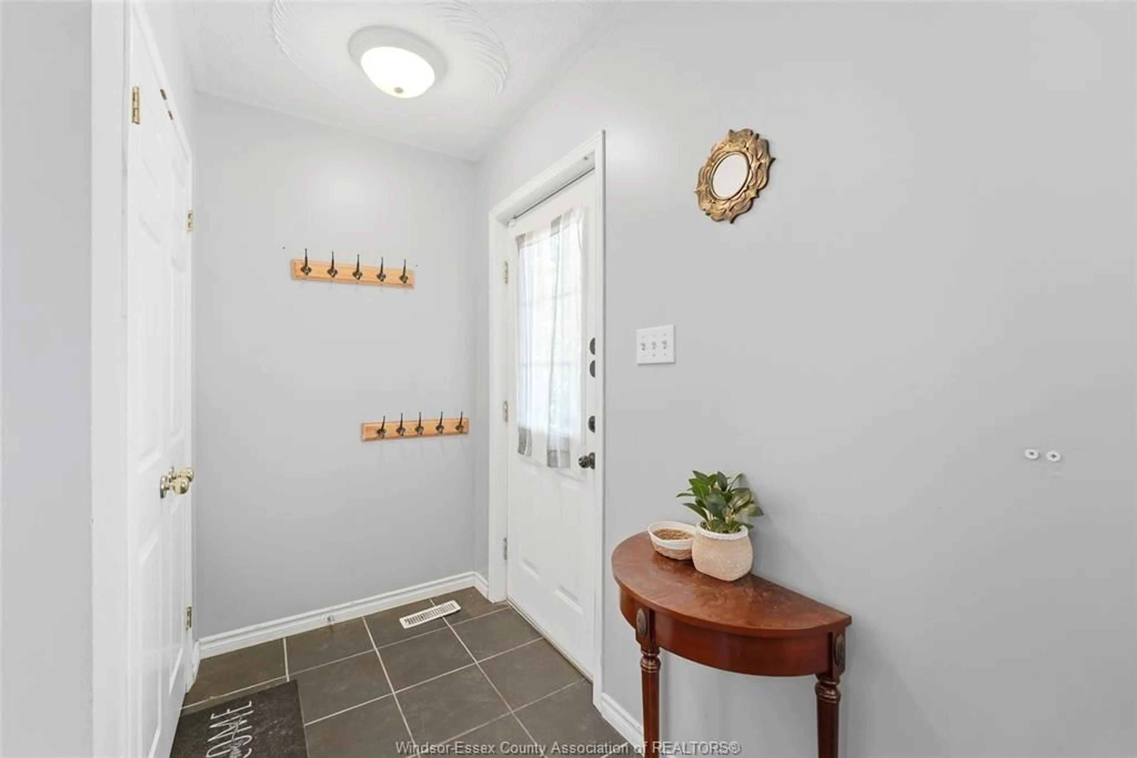Indoor entryway for 573 PALL MALL St, London Ontario N5Y 2Z8