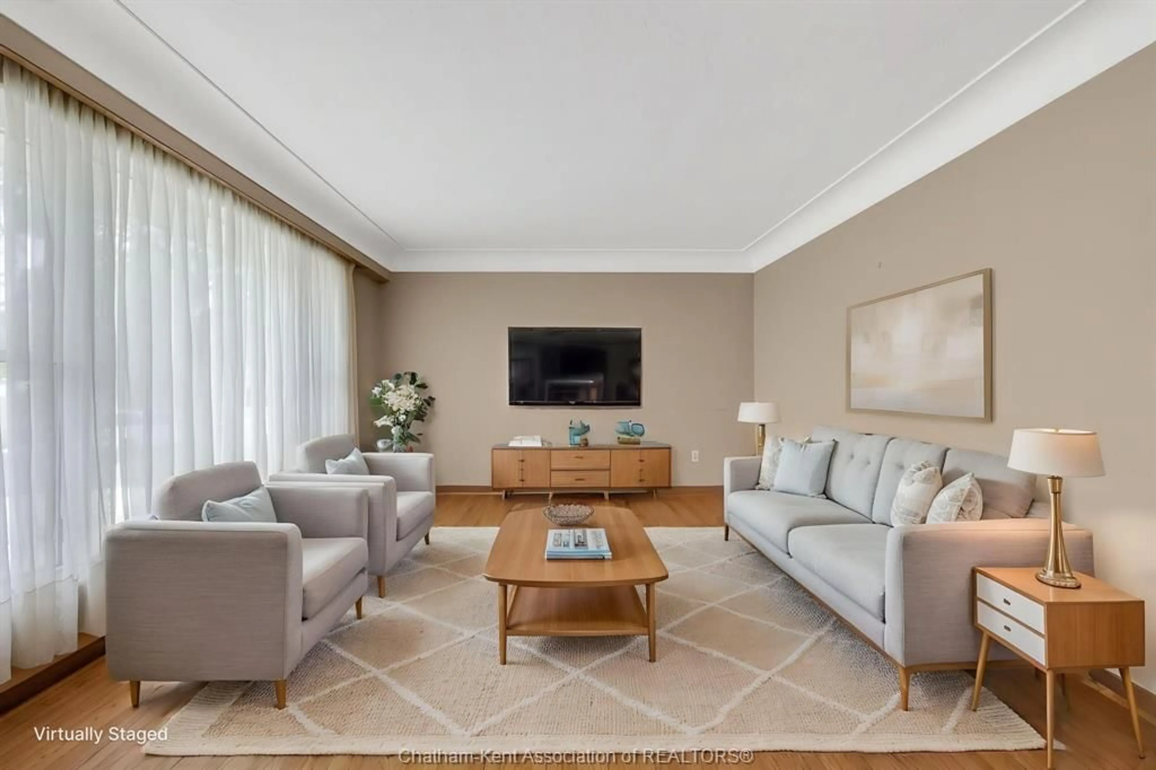 Living room with furniture, unknown for 35 Peter St, Chatham Ontario N7M 5B2