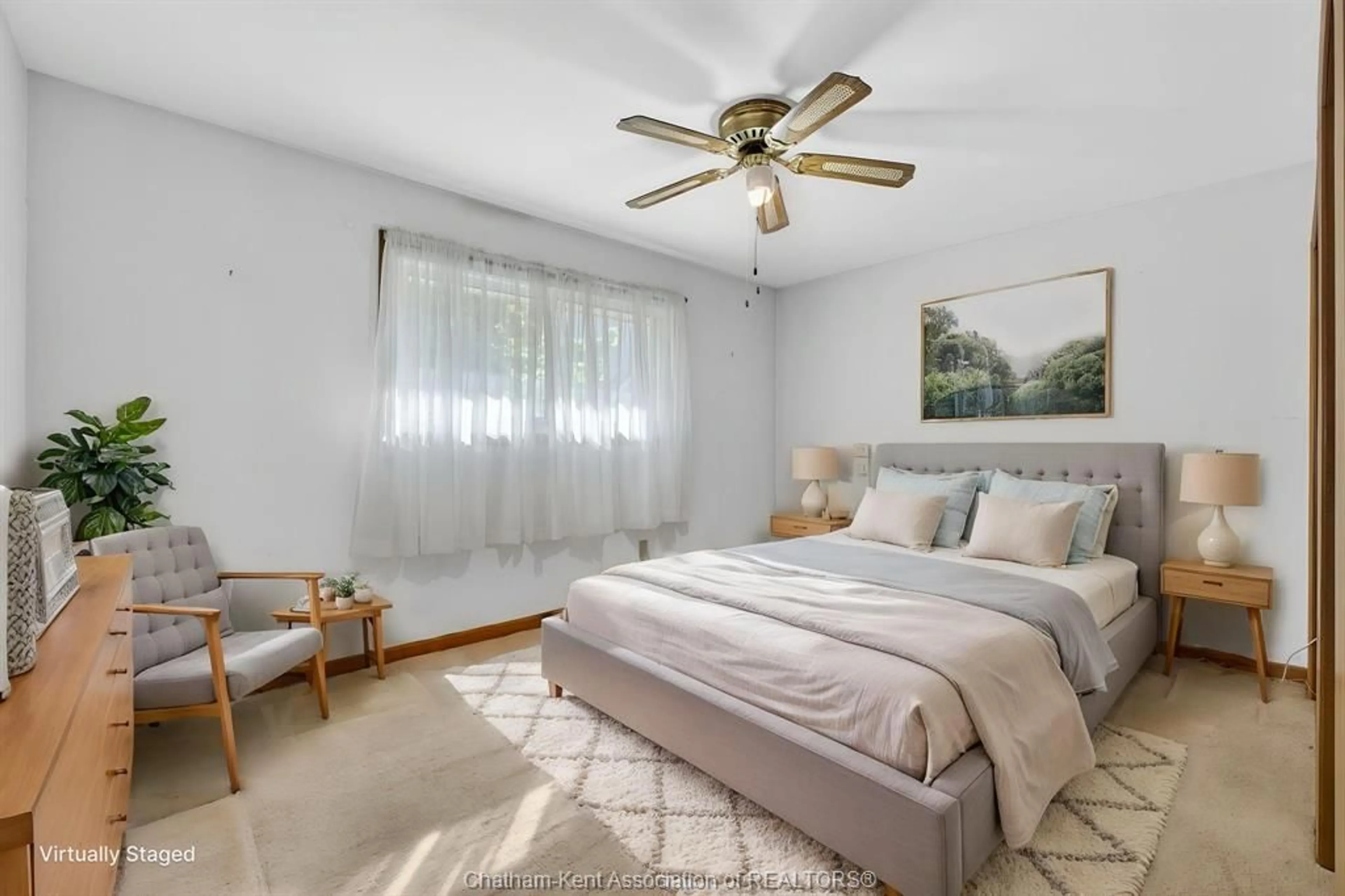 Bedroom with bed, unknown for 35 Peter St, Chatham Ontario N7M 5B2