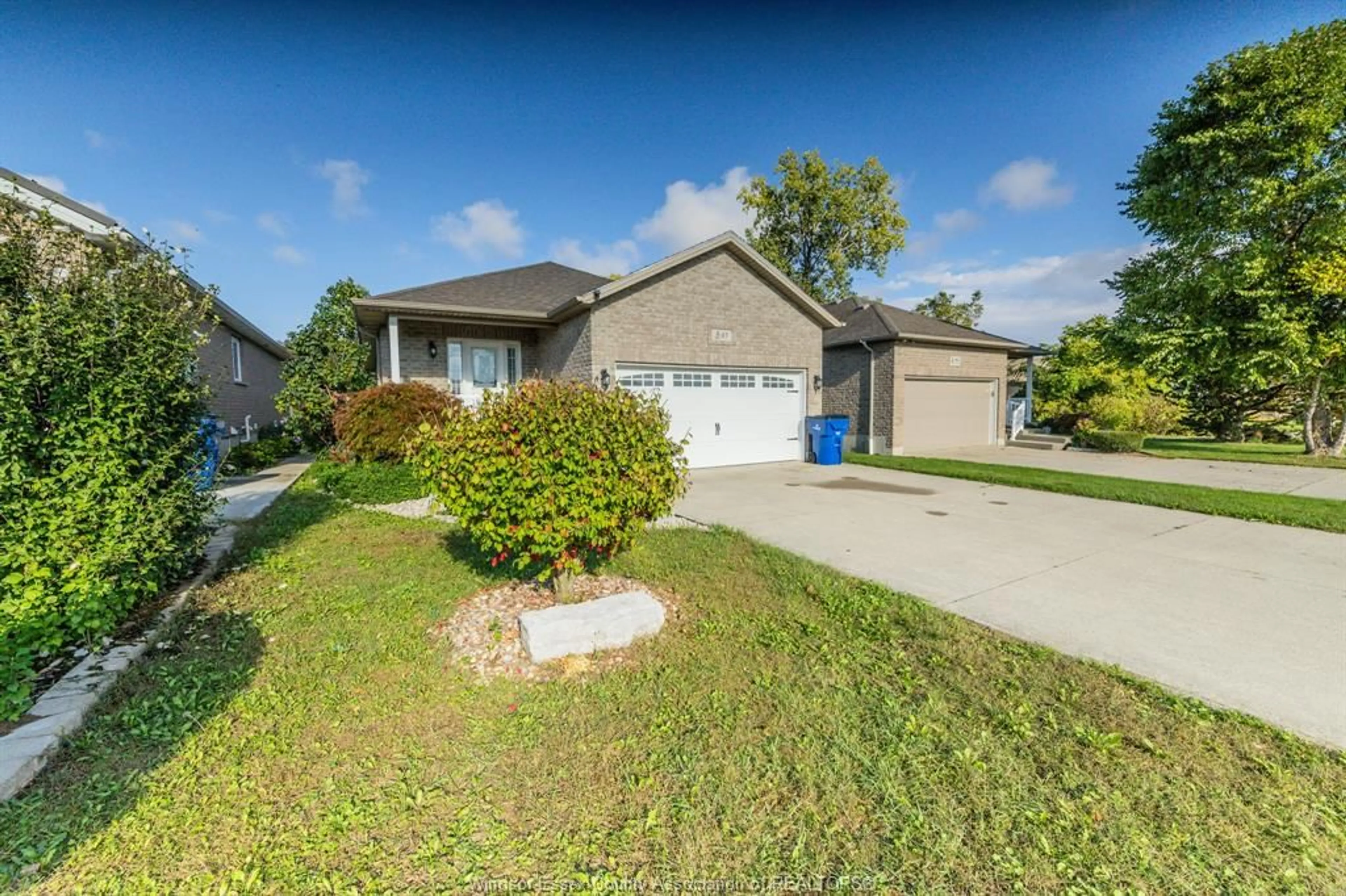 A pic from outside/outdoor area/front of a property/back of a property/a pic from drone, water/lake/river/ocean view for 87 LANDINGS PASS, Chatham Ontario N7L 0A4