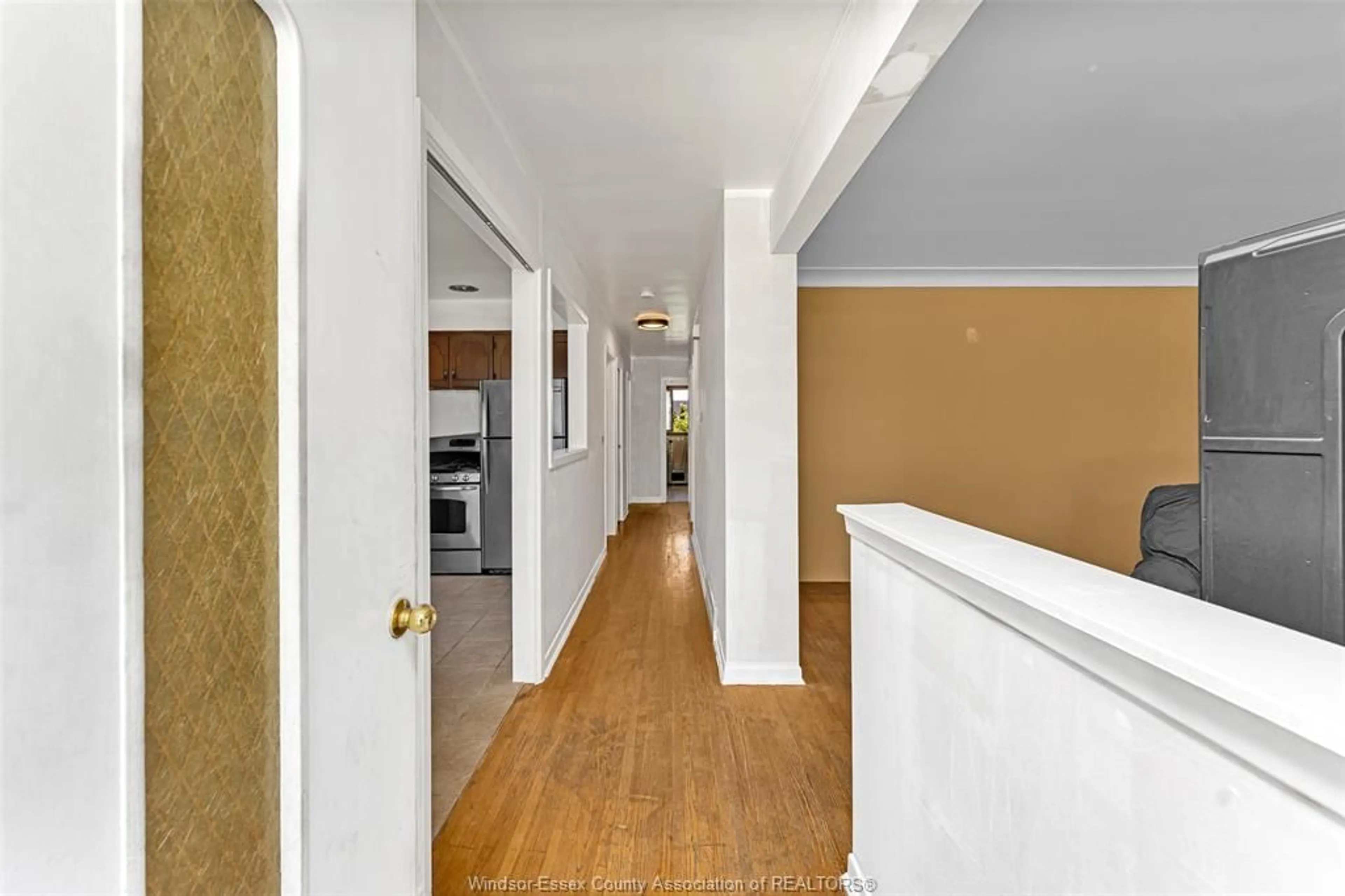 Indoor foyer for 1697 FACTORIA Rd, Windsor Ontario N8Y 2P1