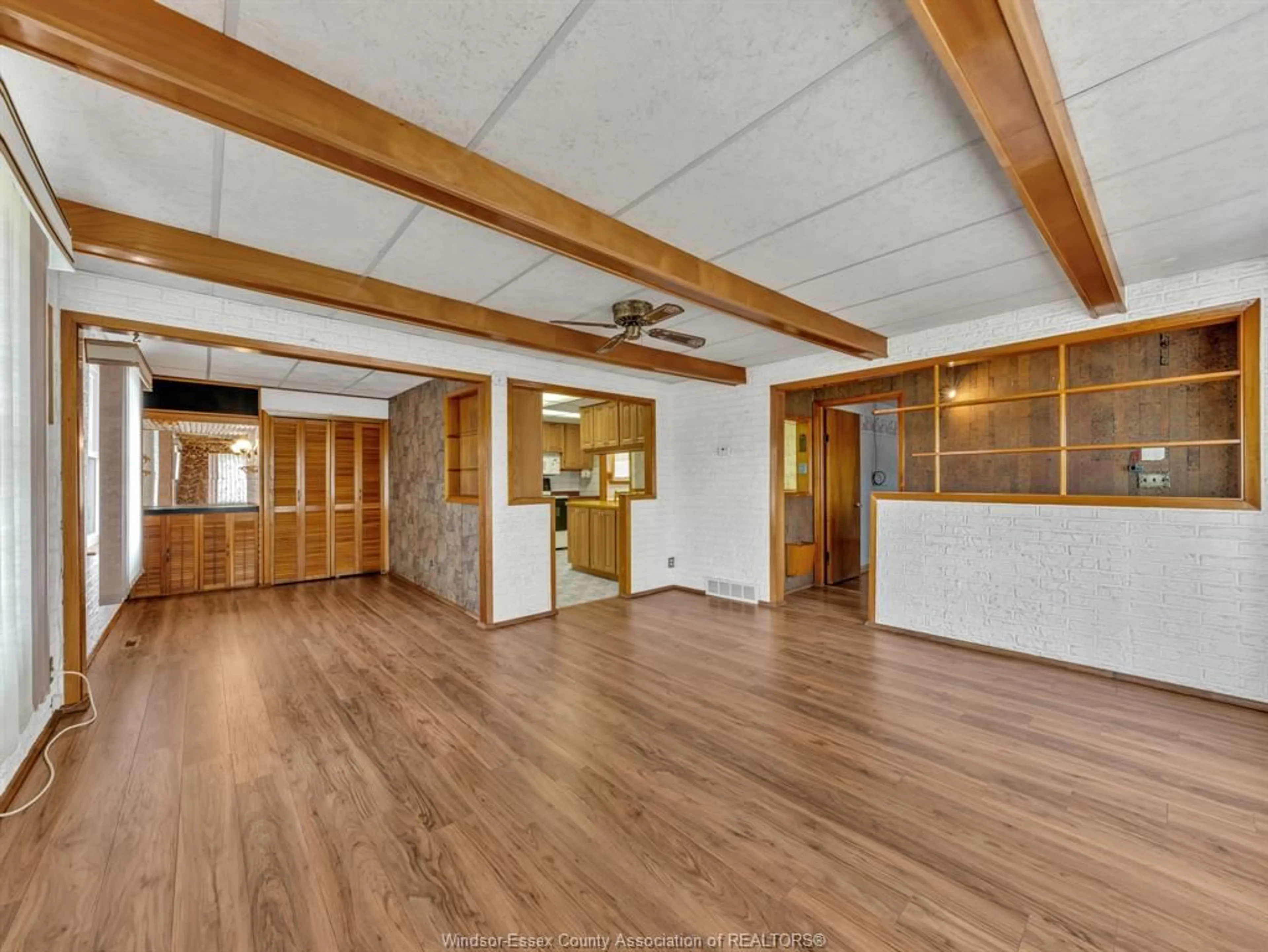 Indoor foyer for 180 ELSWORTH, LaSalle Ontario N9J 1E5