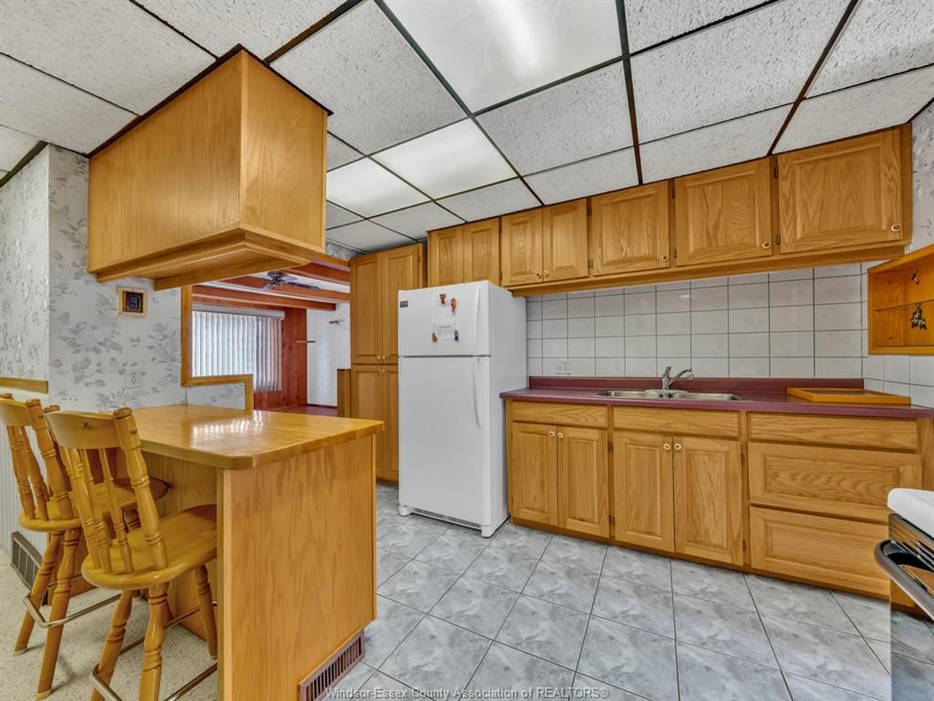 Standard kitchen, ceramic/tile floor for 180 ELSWORTH, LaSalle Ontario N9J 1E5