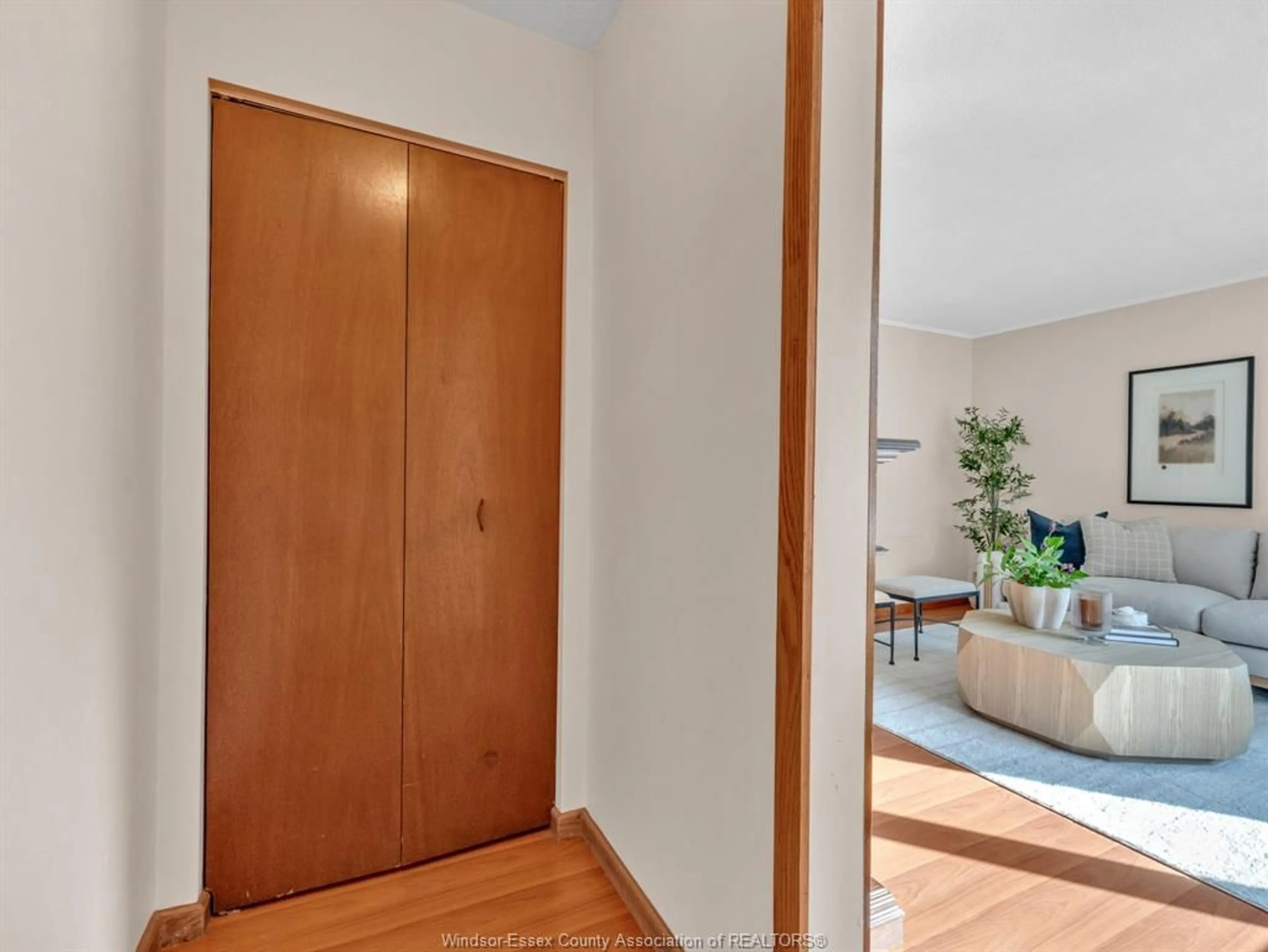 Indoor foyer for 184 Harold Cull Dr, Kingsville Ontario N9Y 3G1
