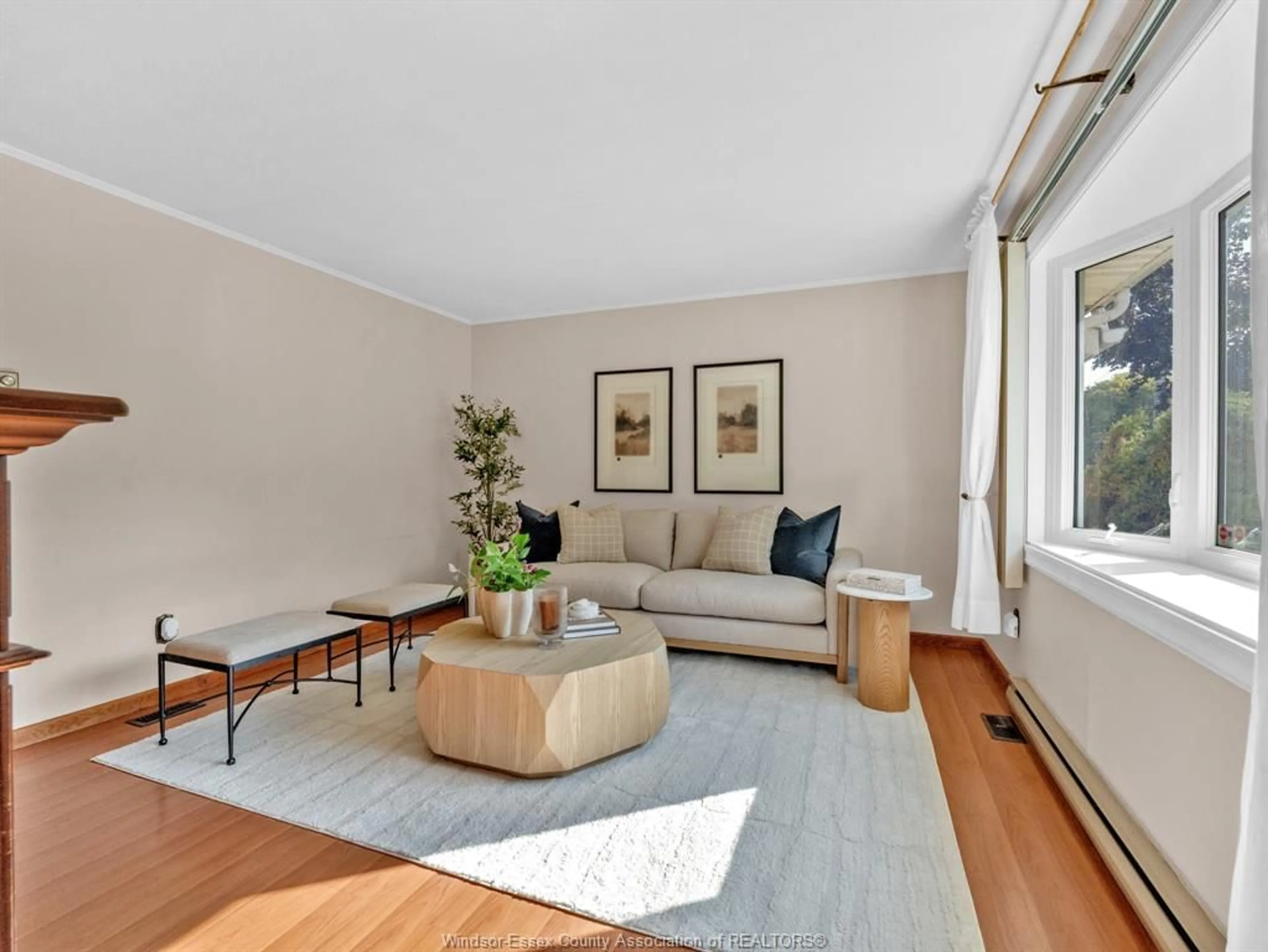 Living room with furniture, wood/laminate floor for 184 Harold Cull Dr, Kingsville Ontario N9Y 3G1