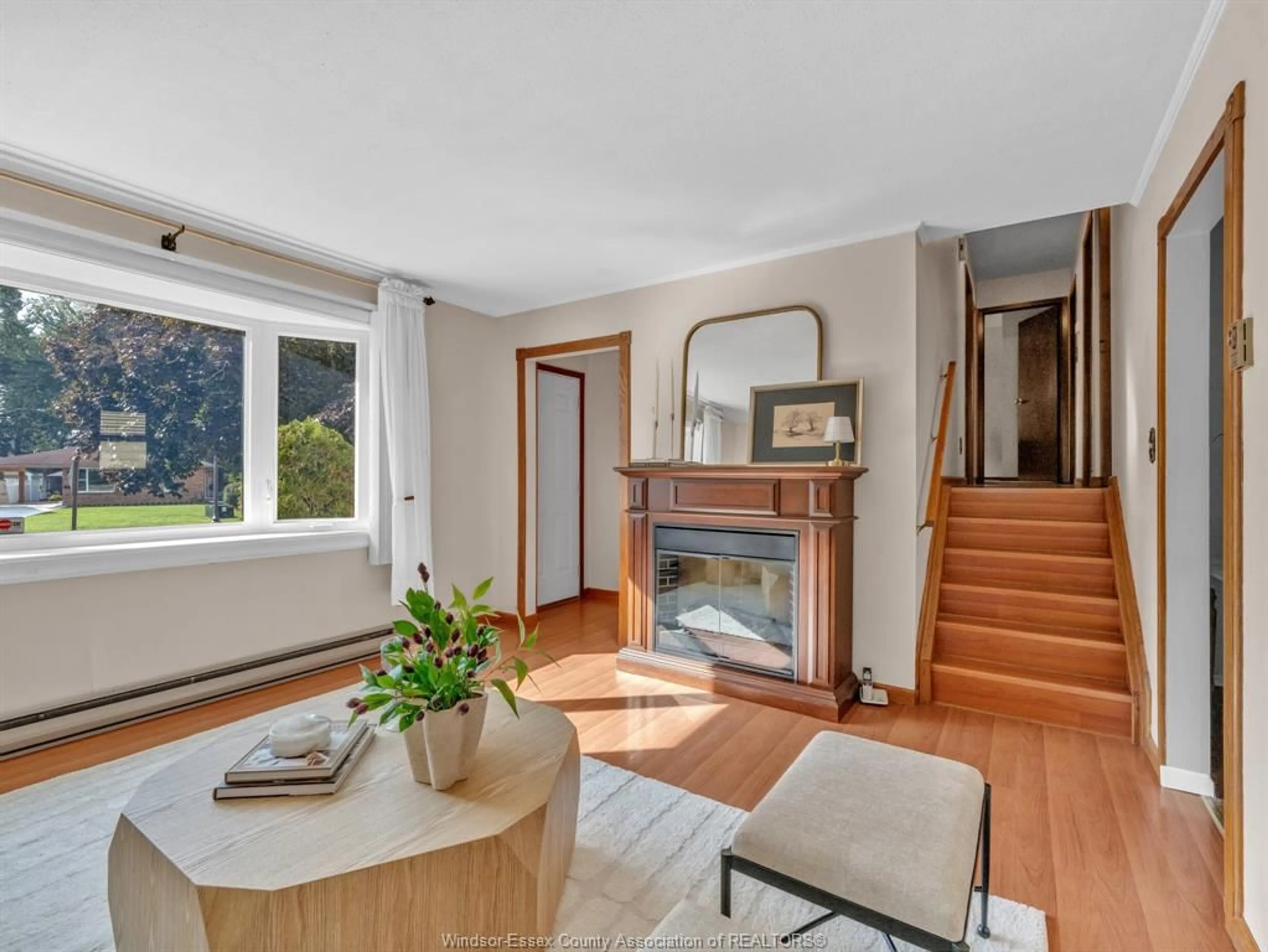 Living room with furniture, wood/laminate floor for 184 Harold Cull Dr, Kingsville Ontario N9Y 3G1