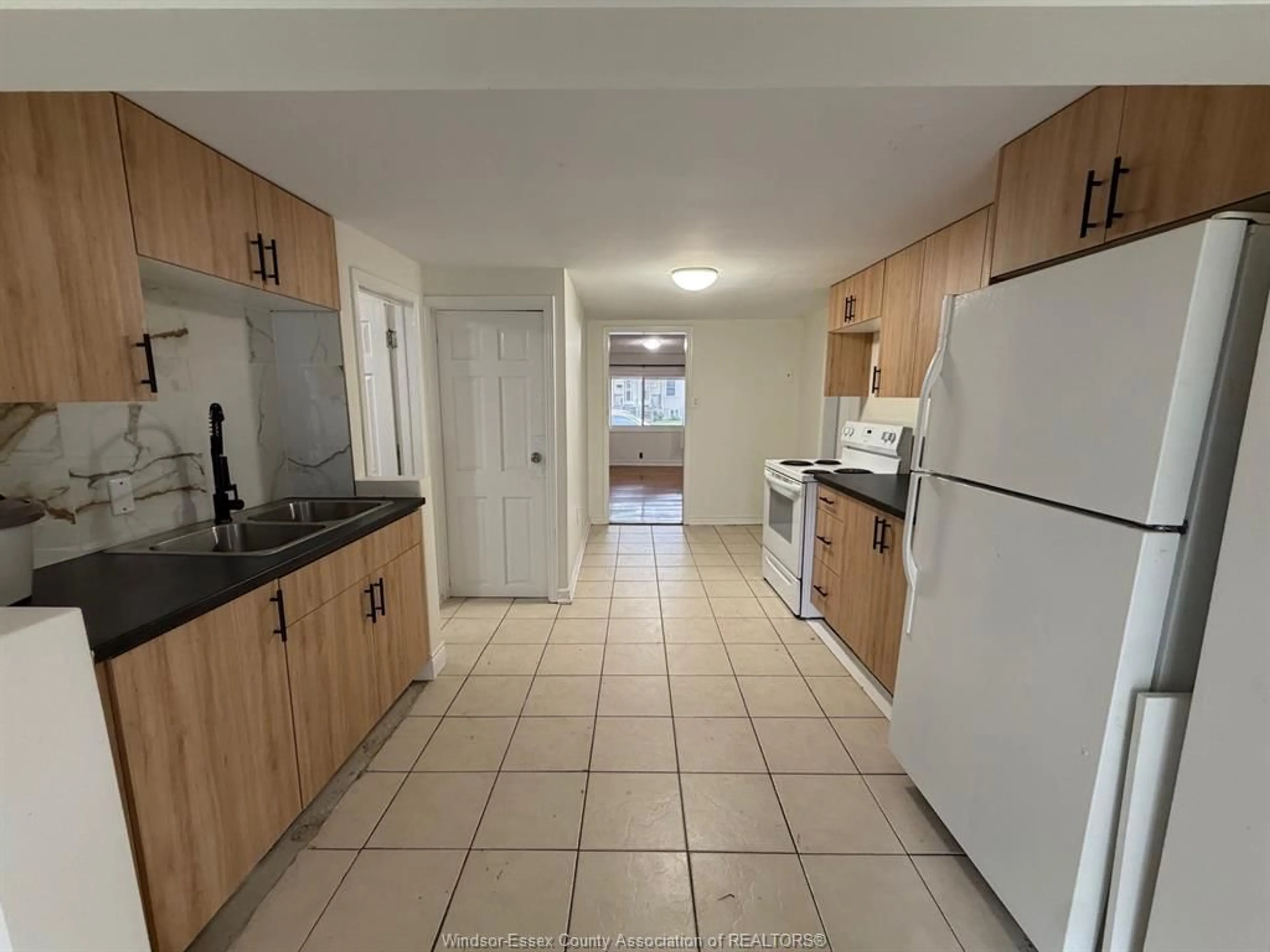 Standard kitchen, ceramic/tile floor for 3553 KING St, Windsor Ontario N9C 1P4