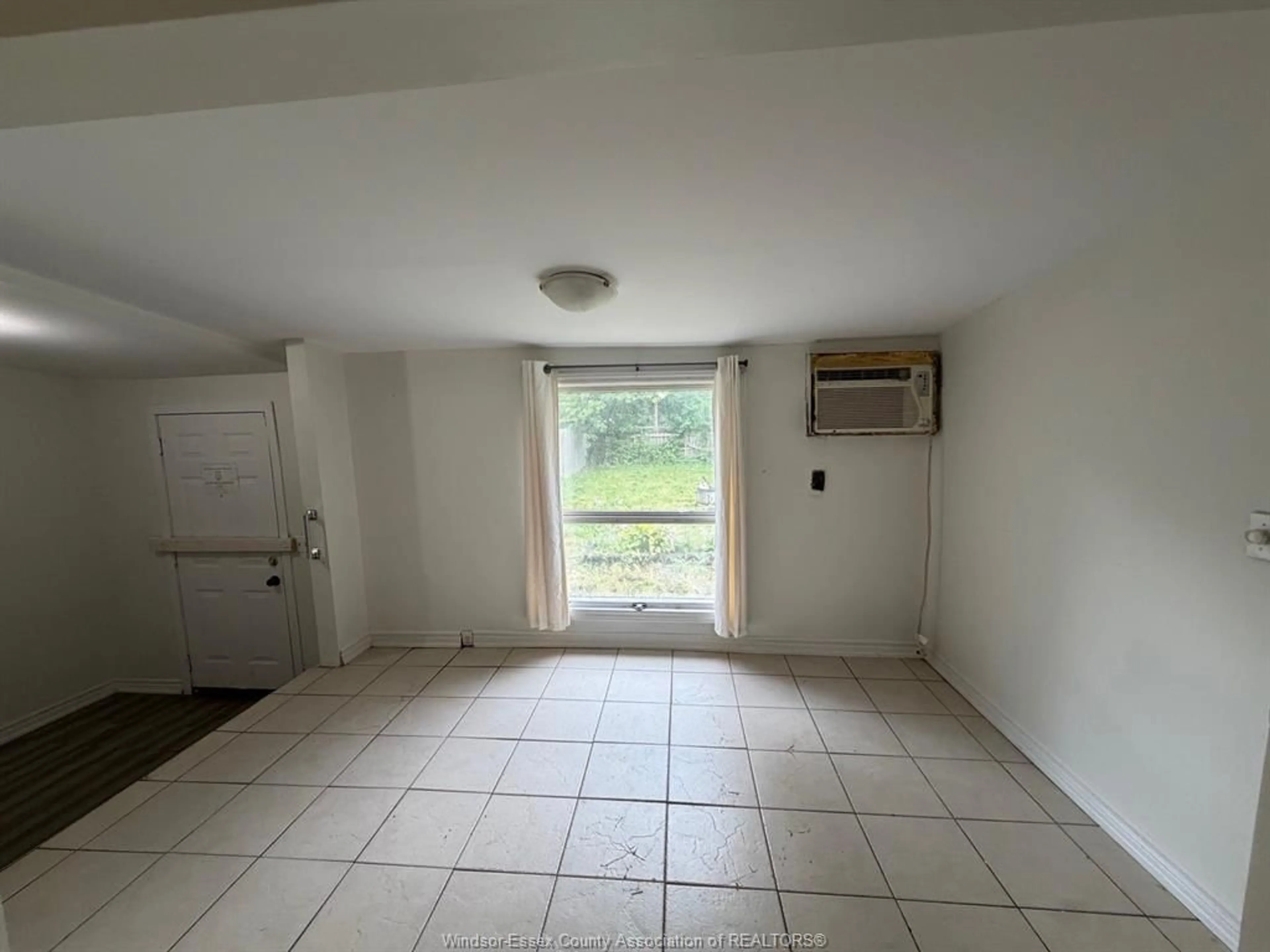 A pic of a room for 3553 KING St, Windsor Ontario N9C 1P4