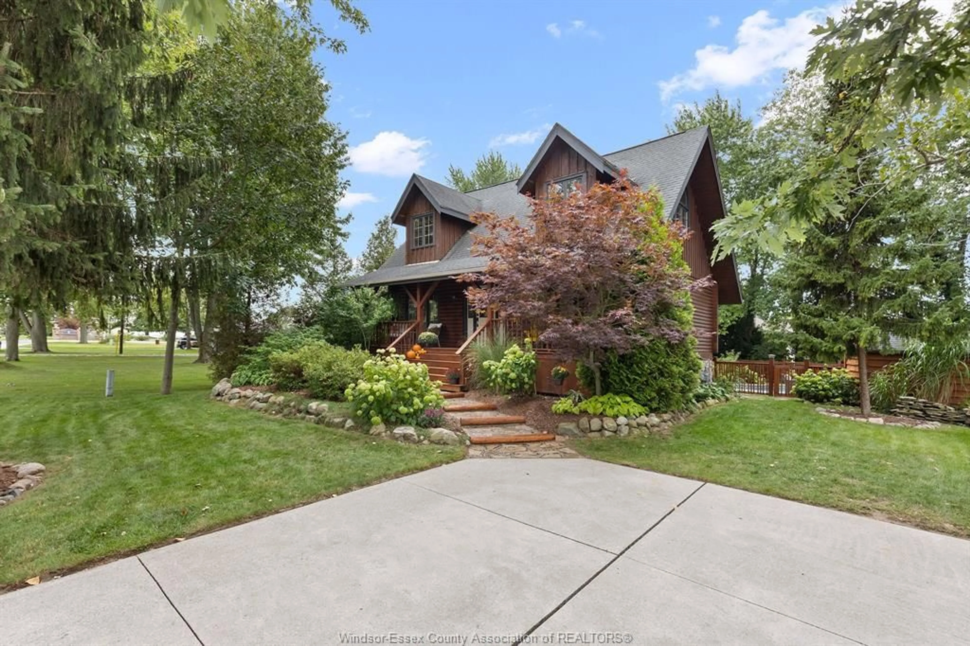 A pic from outside/outdoor area/front of a property/back of a property/a pic from drone, street for 117 CHELSEA Cres, Kingsville Ontario N9Y 3X5