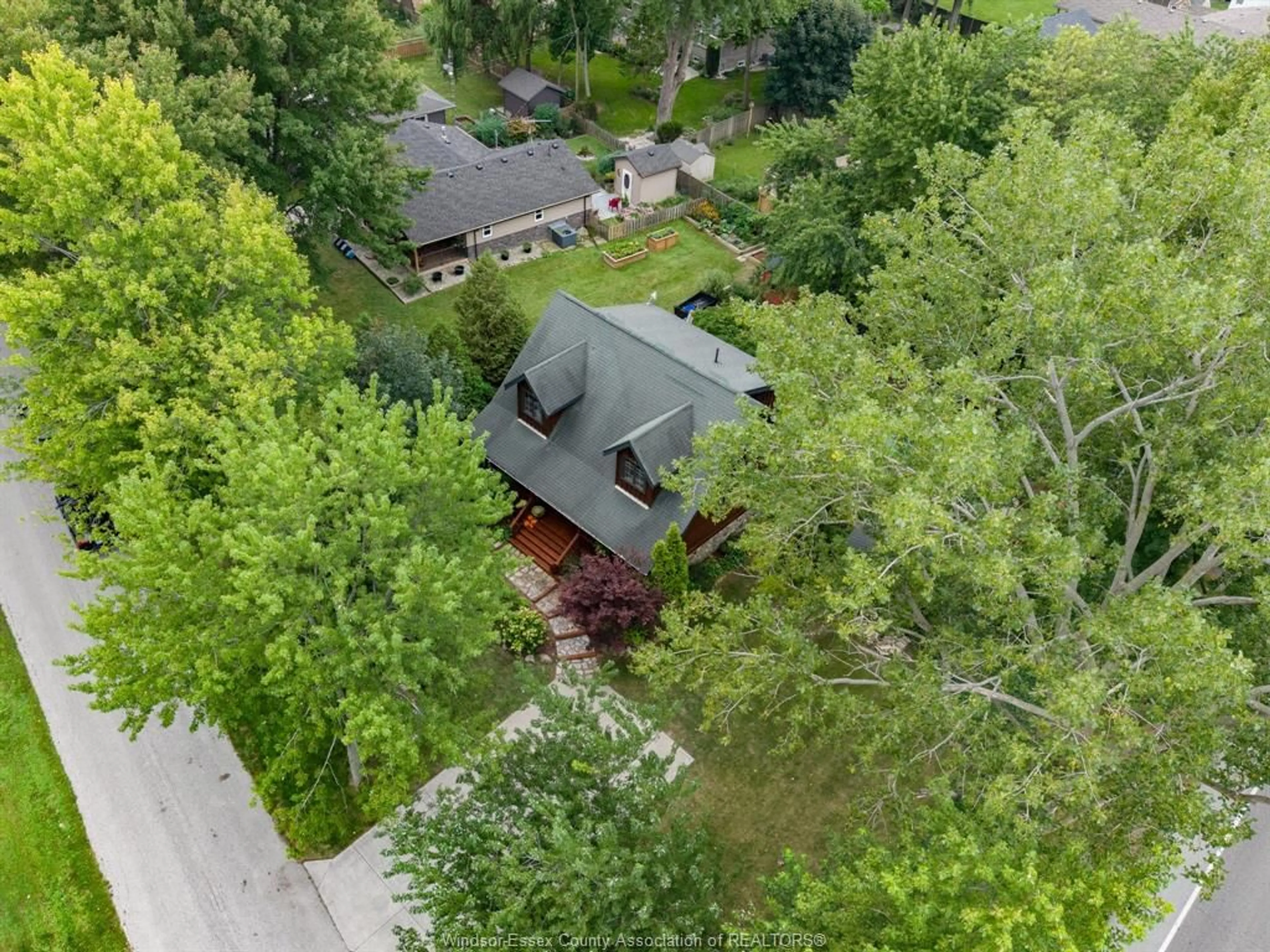 A pic from outside/outdoor area/front of a property/back of a property/a pic from drone, forest/trees view for 117 CHELSEA Cres, Kingsville Ontario N9Y 3X5