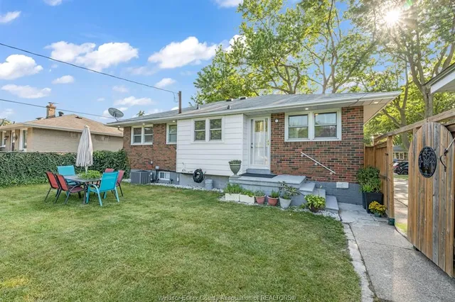 3226 WOODLAWN Ave, Windsor 3