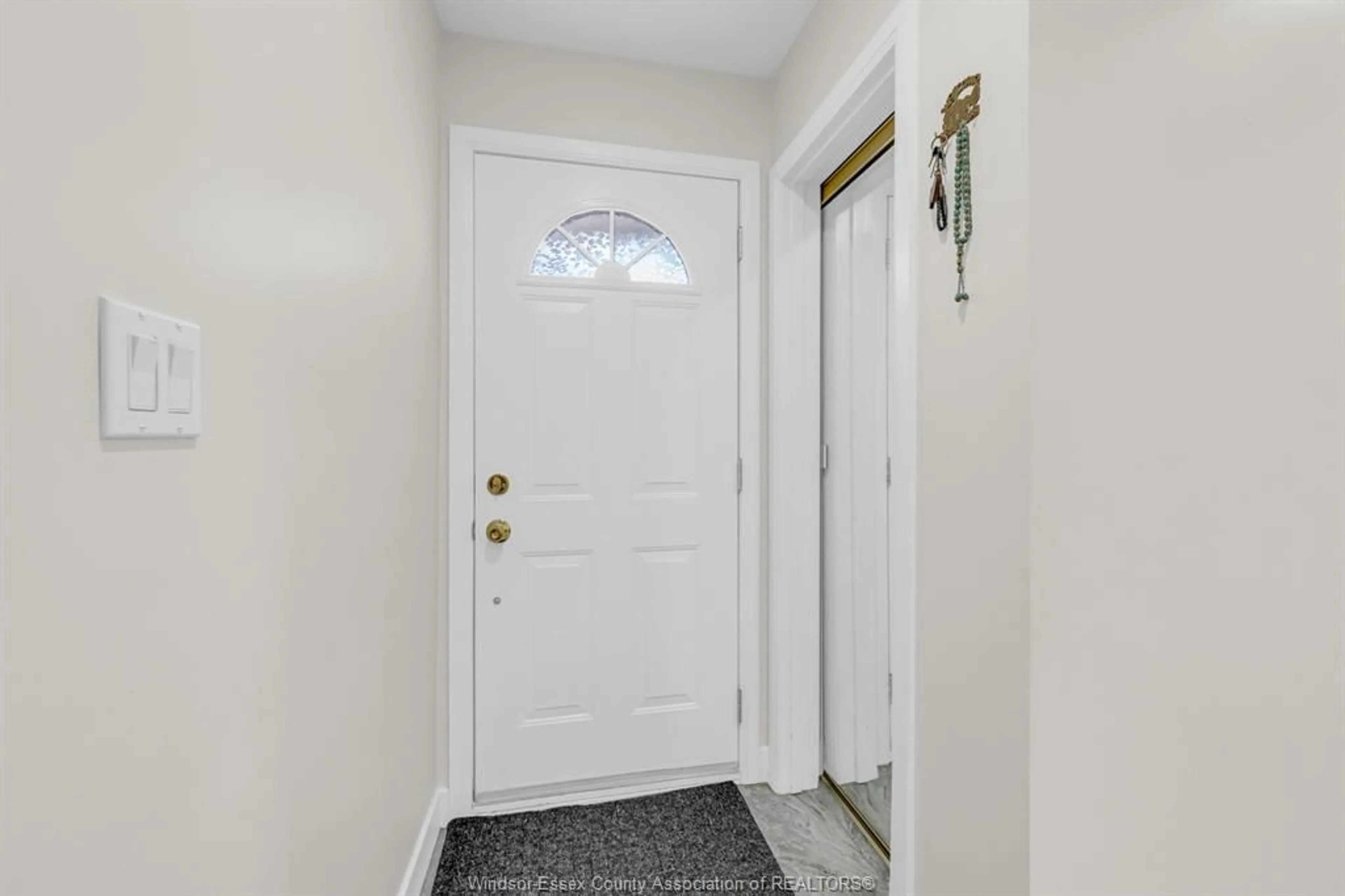 Indoor entryway for 3226 WOODLAWN Ave, Windsor Ontario N8W 2J2
