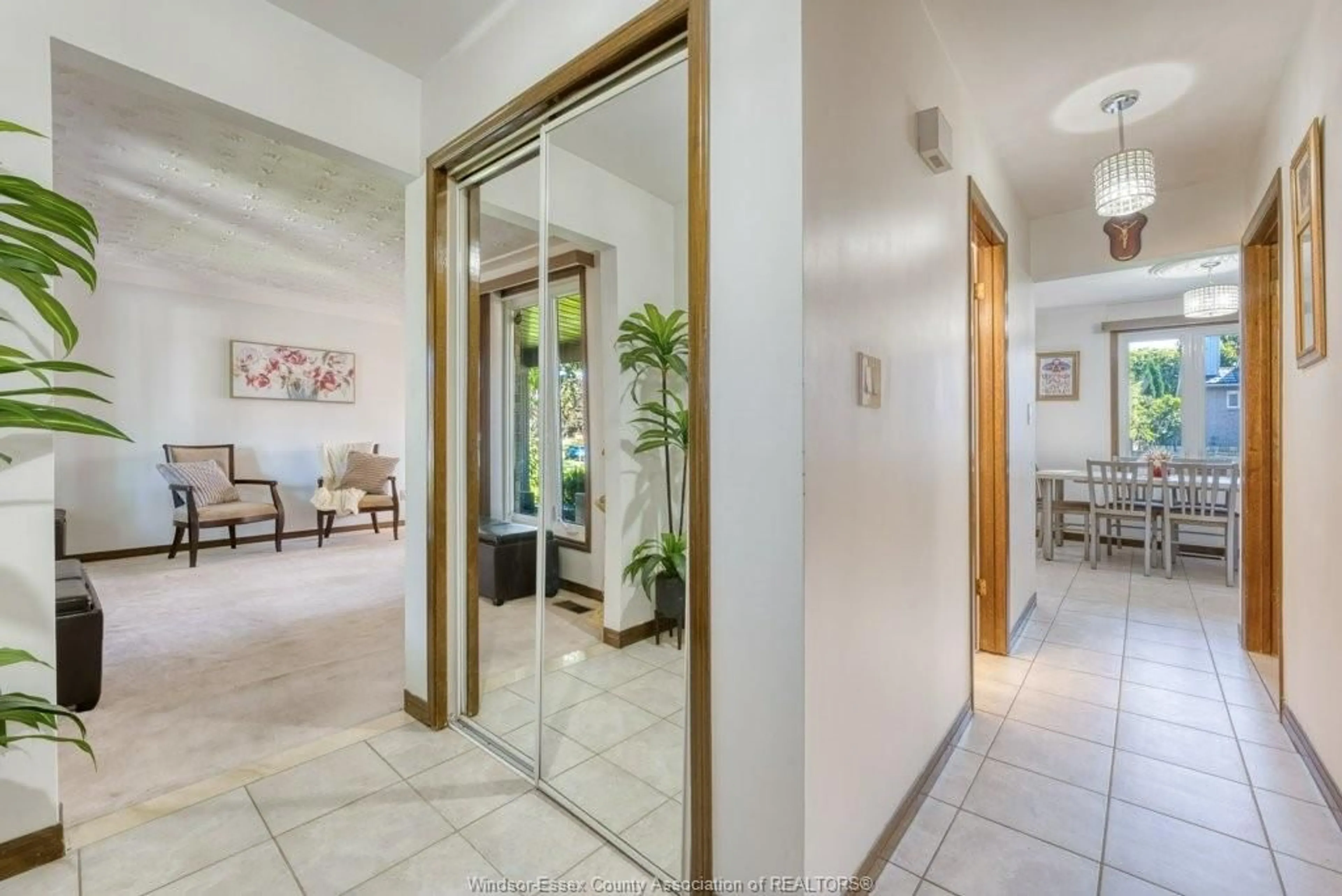Indoor foyer for 452 GREEN VALLEY Dr, Tecumseh Ontario N8N 3L7