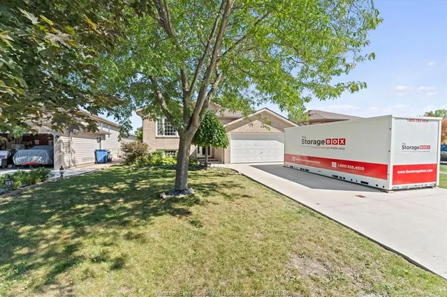 584 PETTYPIECE Dr, Amherstburg 3