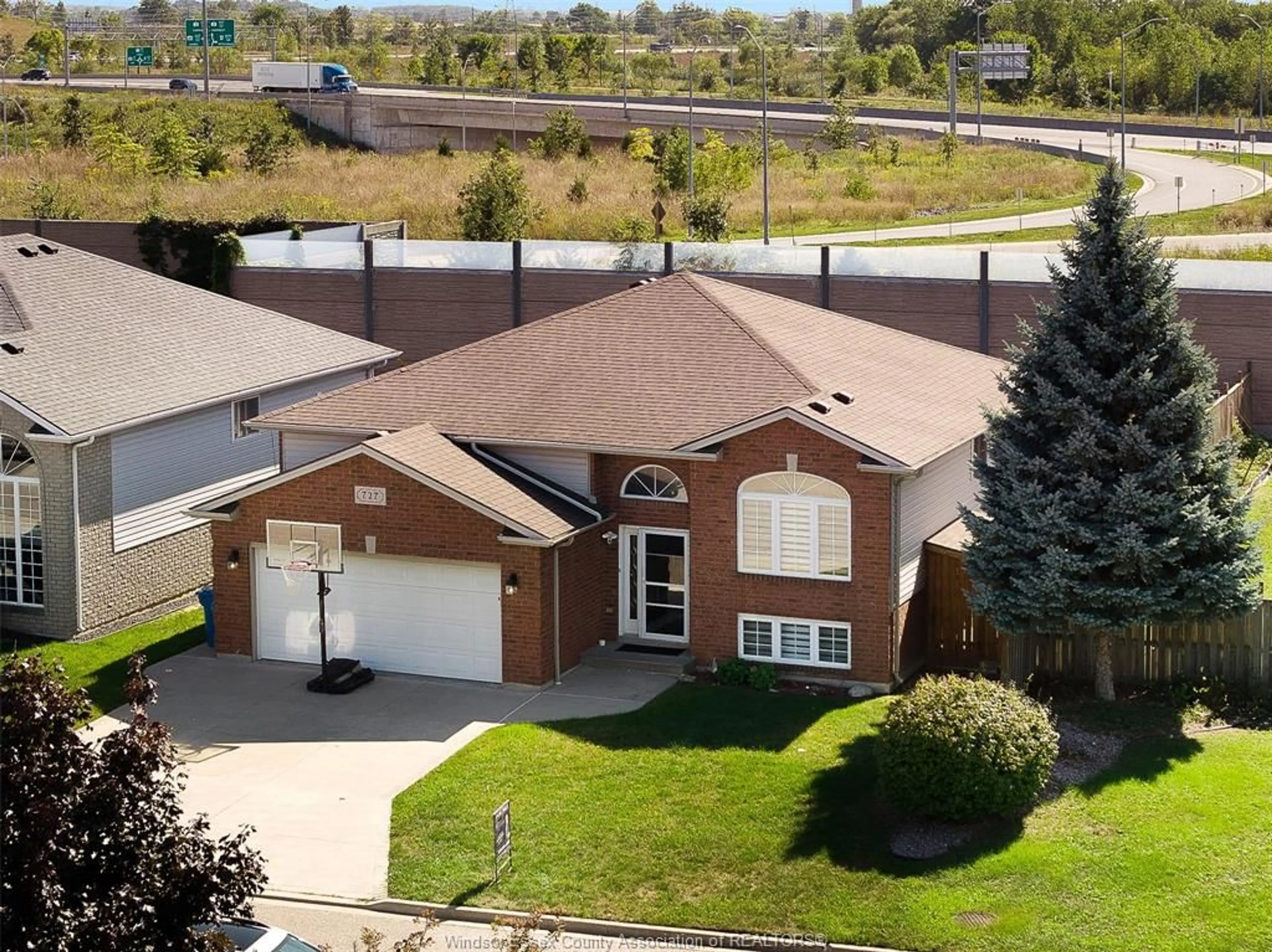 A pic from outside/outdoor area/front of a property/back of a property/a pic from drone, street for 727 ALPENROSE, Windsor Ontario N9G 2X7