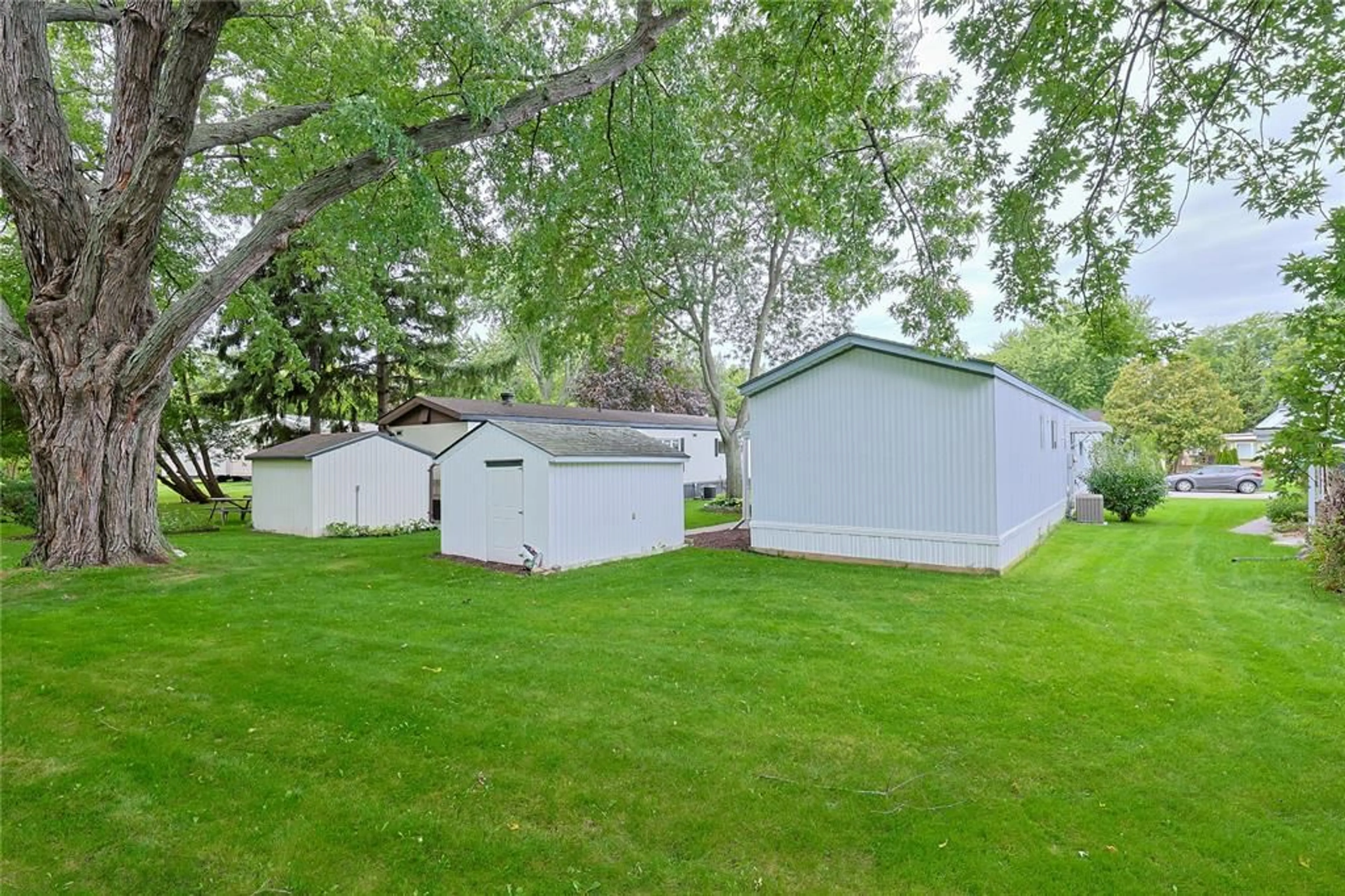 Shed for 1940 London Line #105, Sarnia Ontario N7W 1B5