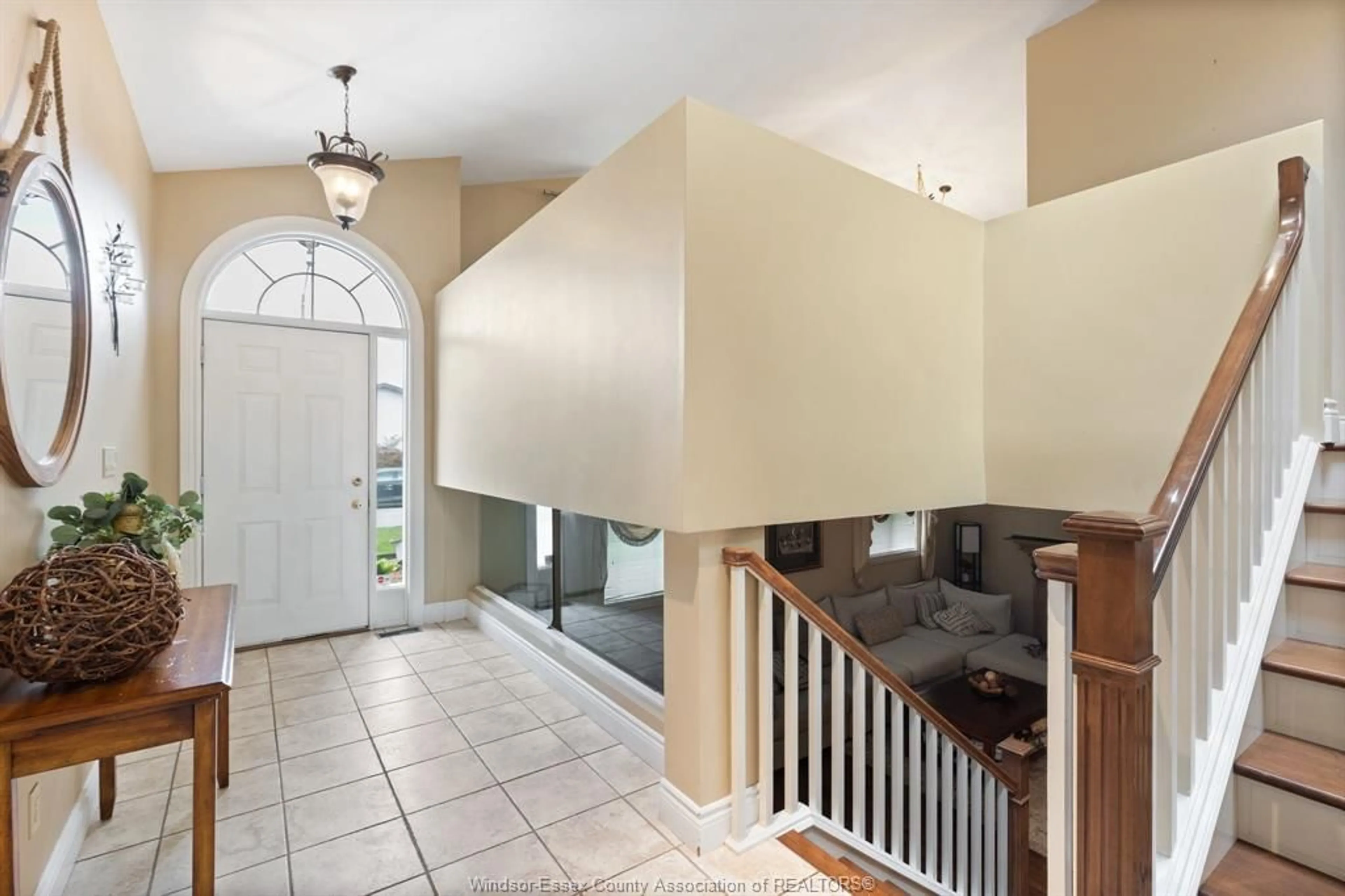 Indoor foyer for 2085 EDGEMORE, LaSalle Ontario N9H 2J9