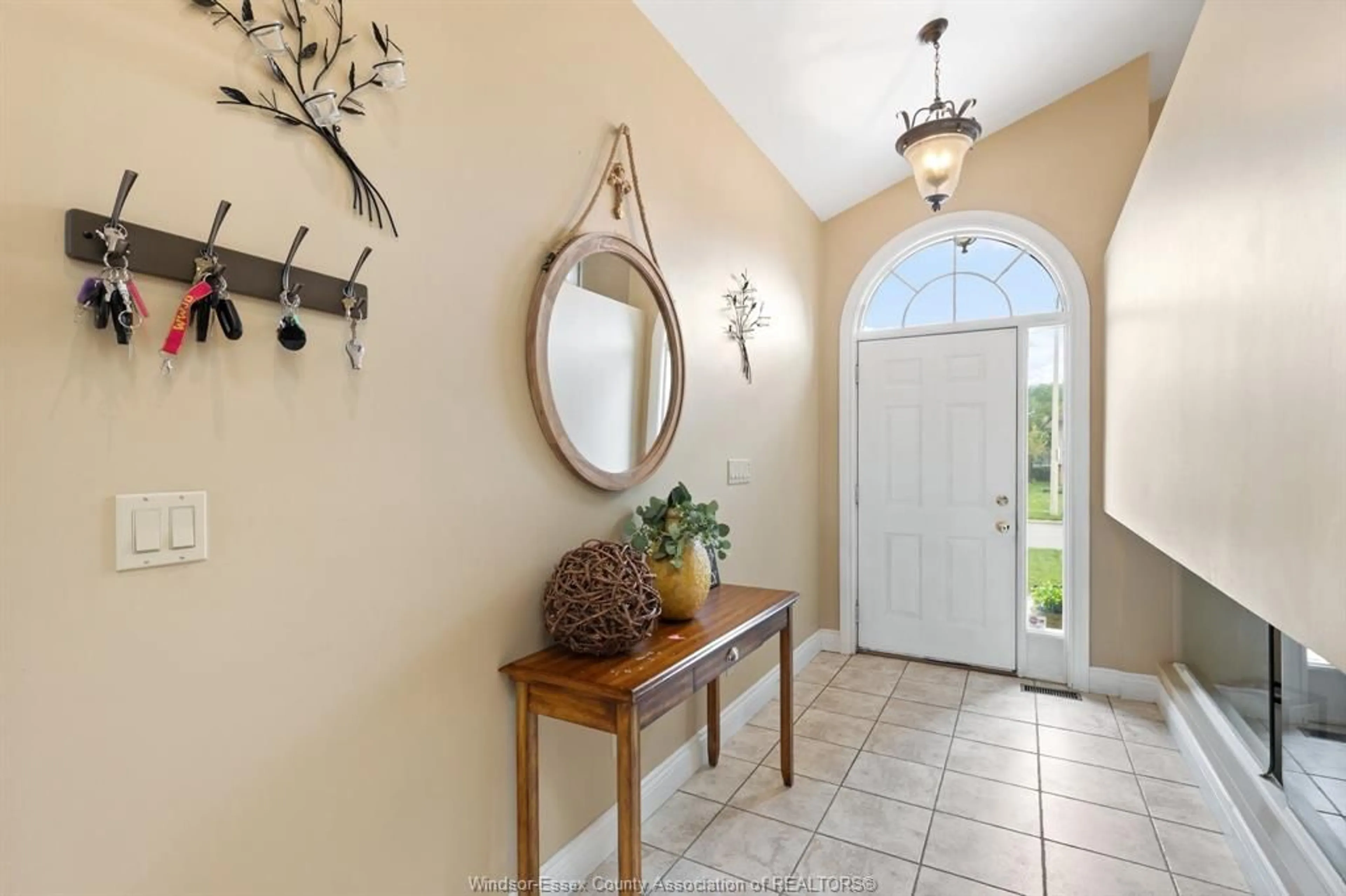 Indoor entryway for 2085 EDGEMORE, LaSalle Ontario N9H 2J9