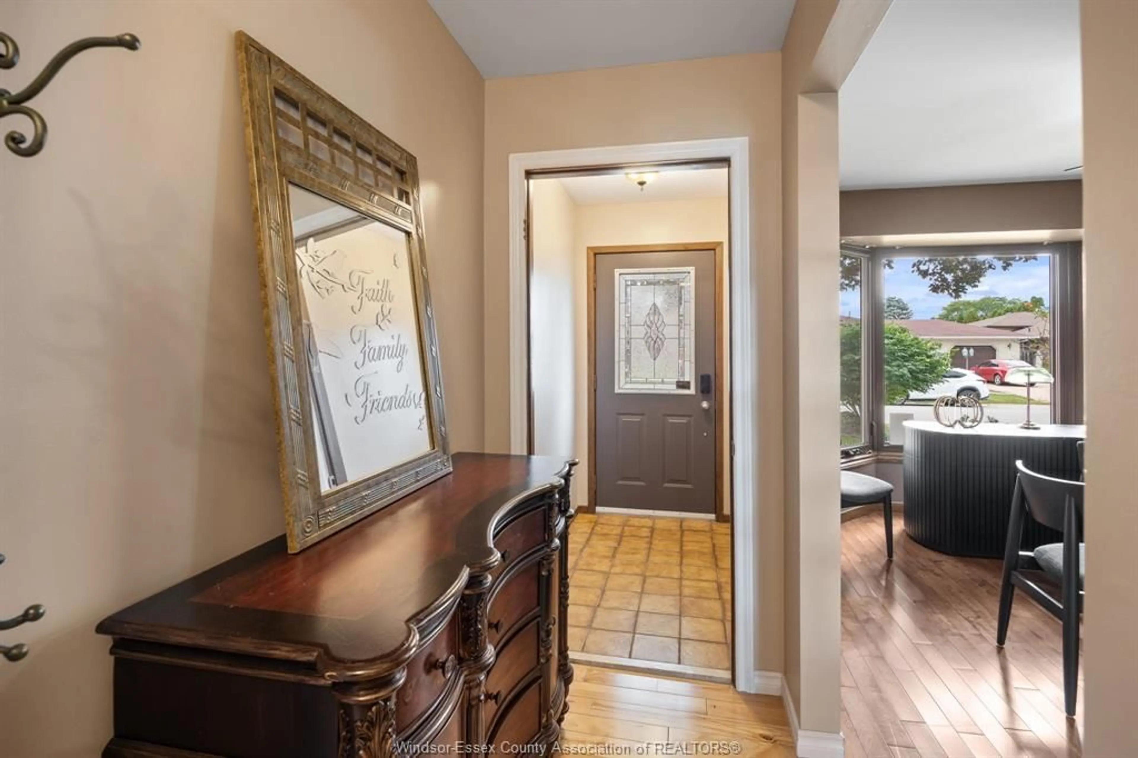 Indoor entryway for 1316 CARRIAGE Lane, LaSalle Ontario N9H 1Z9