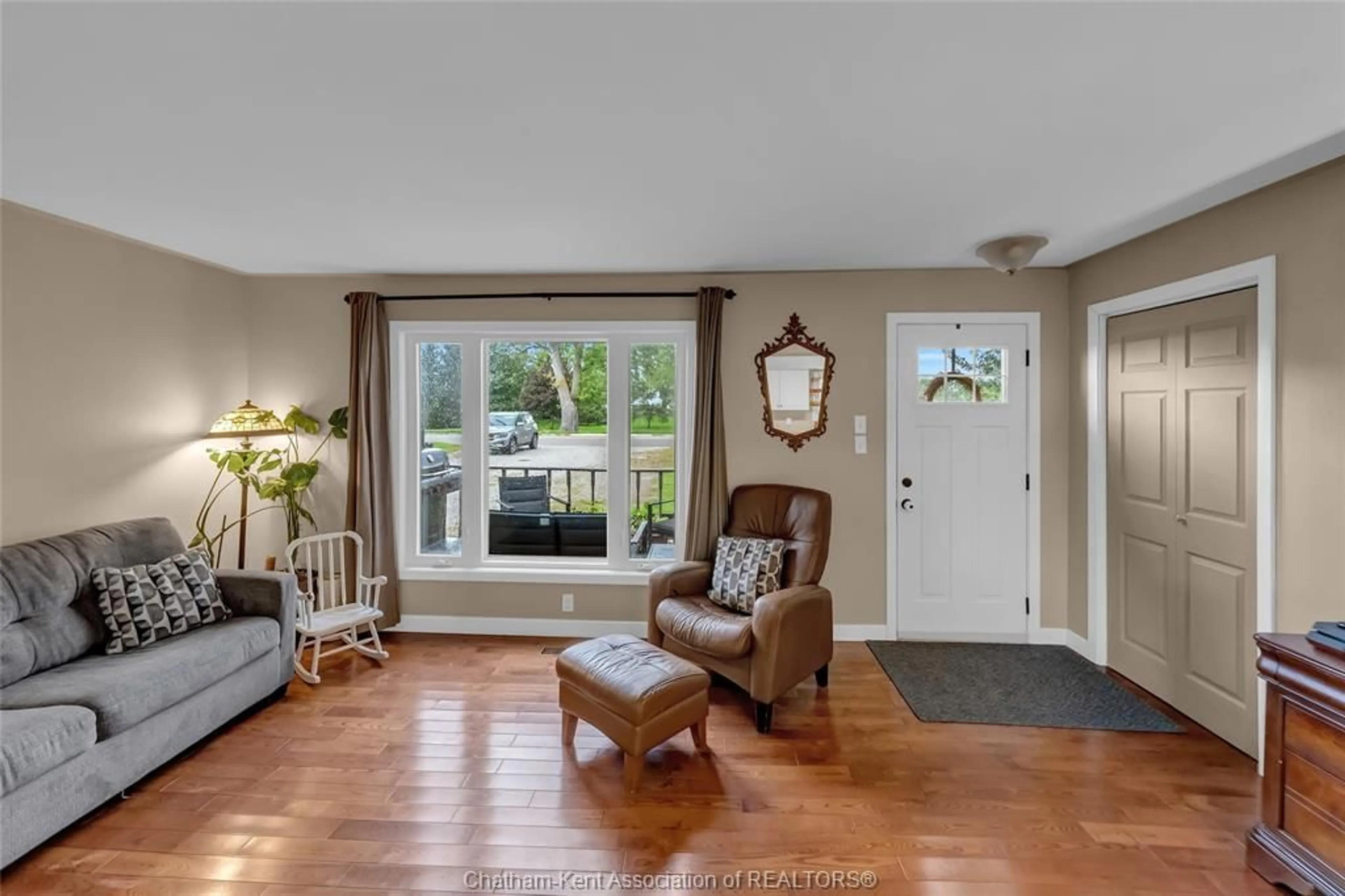 Living room with furniture, unknown for 22644 Merlin Rd, Merlin Ontario N0P 1W0