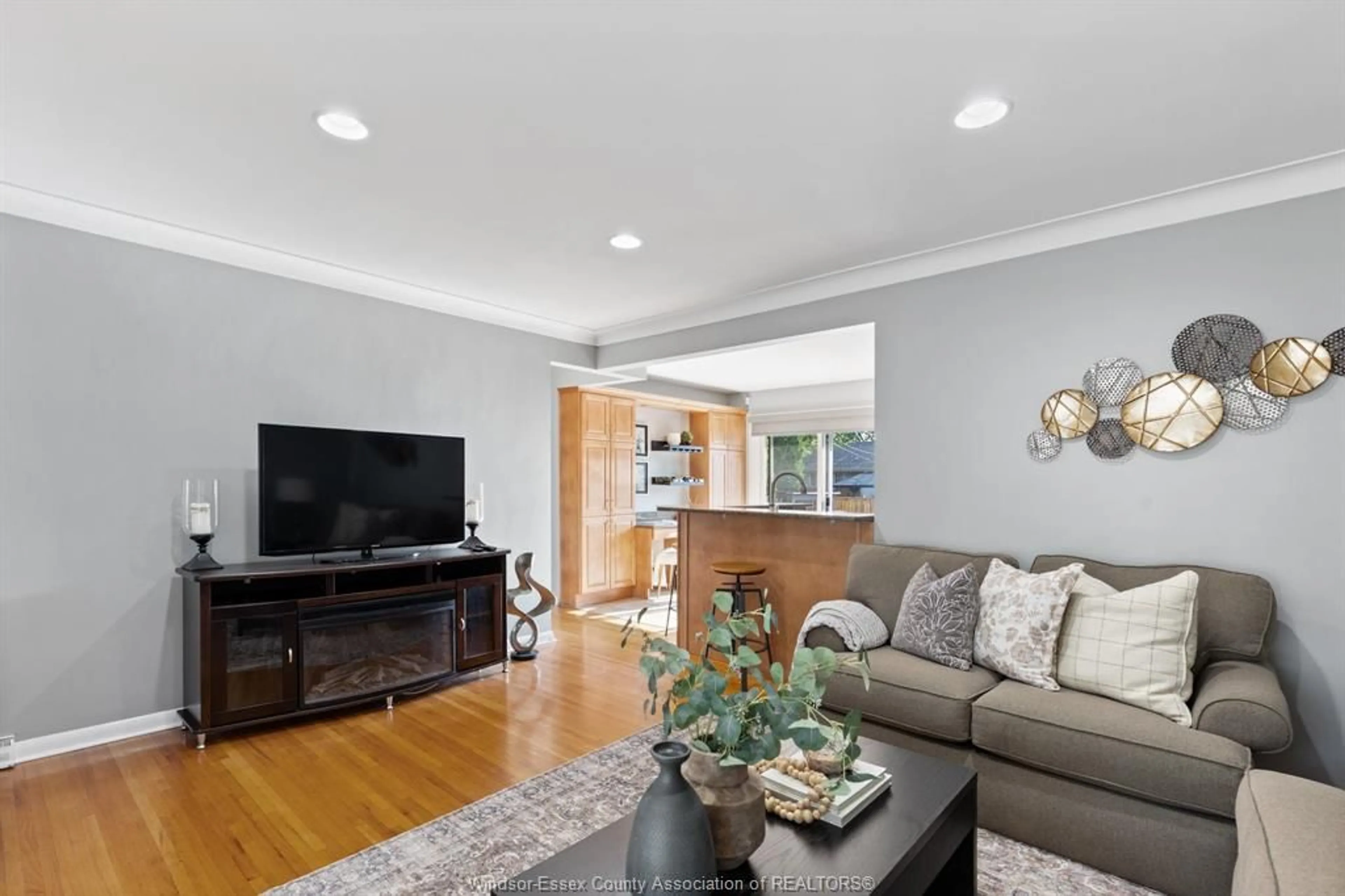 Living room with furniture, wood/laminate floor for 462 DORMAR Dr, Windsor Ontario N8S 3Z4