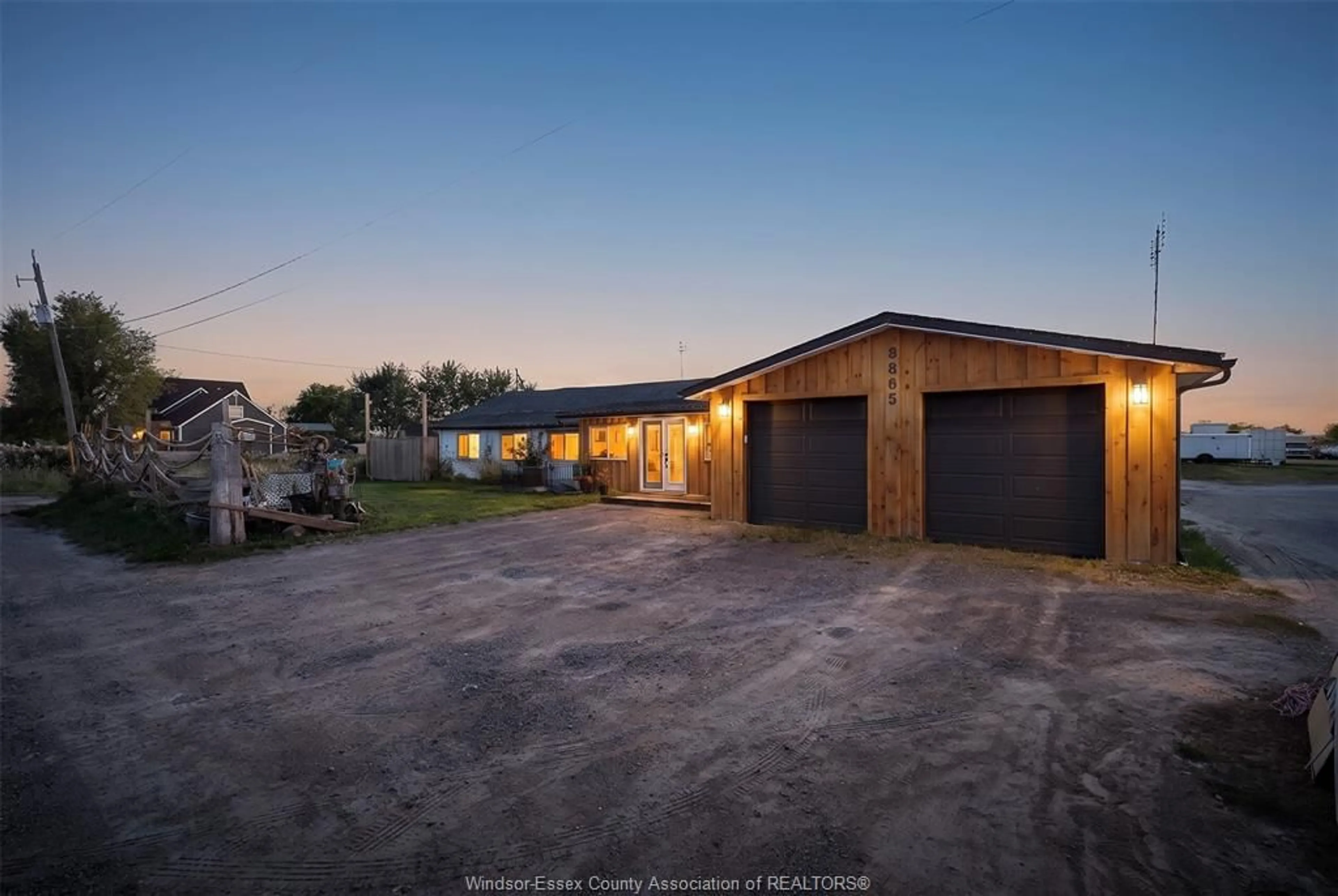 A pic from outside/outdoor area/front of a property/back of a property/a pic from drone, street for 8865 HOWARD Ave, LaSalle Ontario N0R 1L0