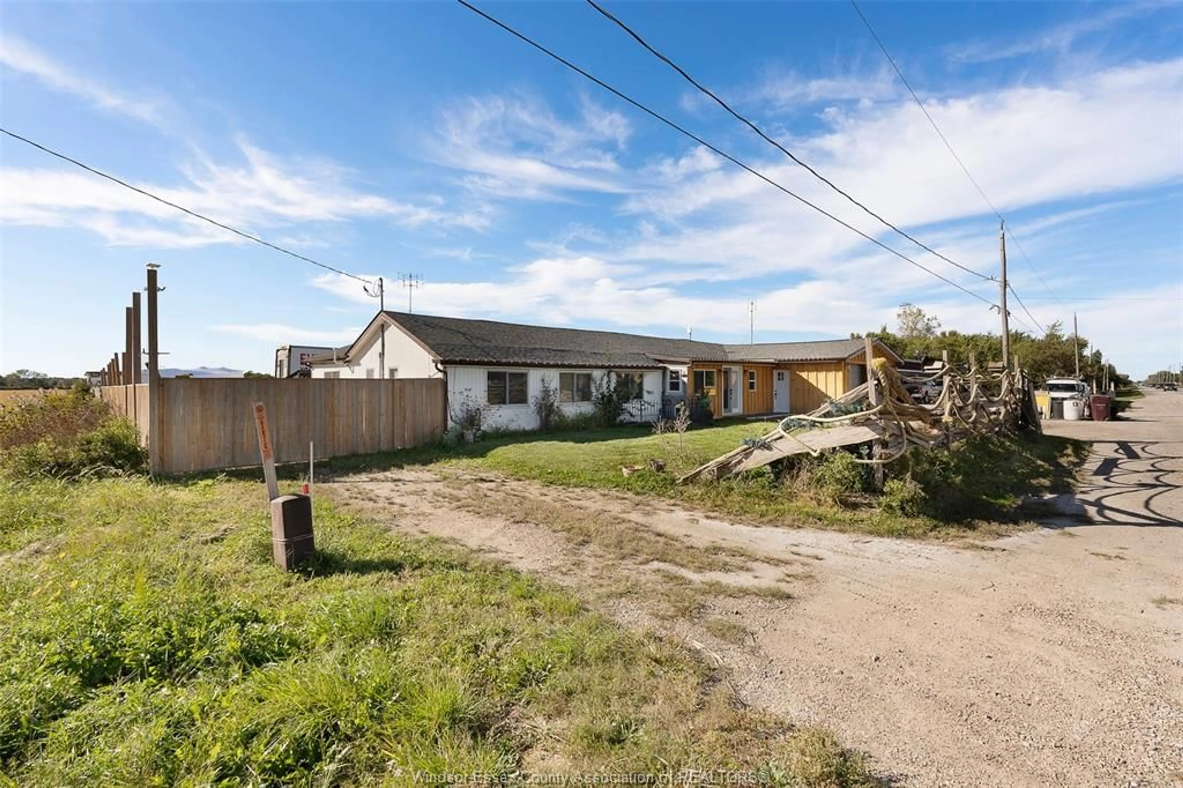A pic from outside/outdoor area/front of a property/back of a property/a pic from drone, street for 8865 HOWARD Ave, LaSalle Ontario N0R 1L0