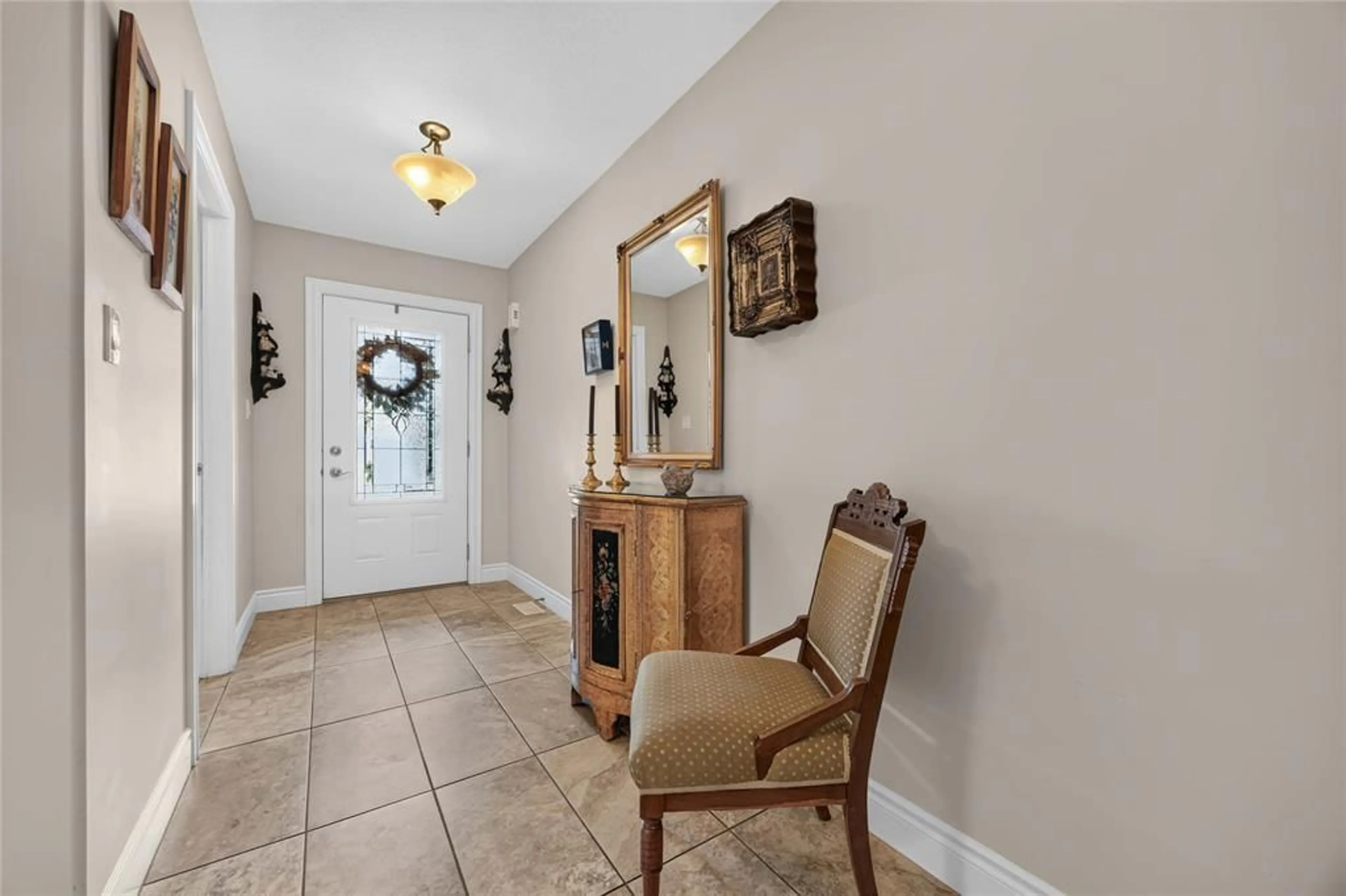 Indoor entryway for 821 Carriage Way, Sarnia Ontario N7W 0A5