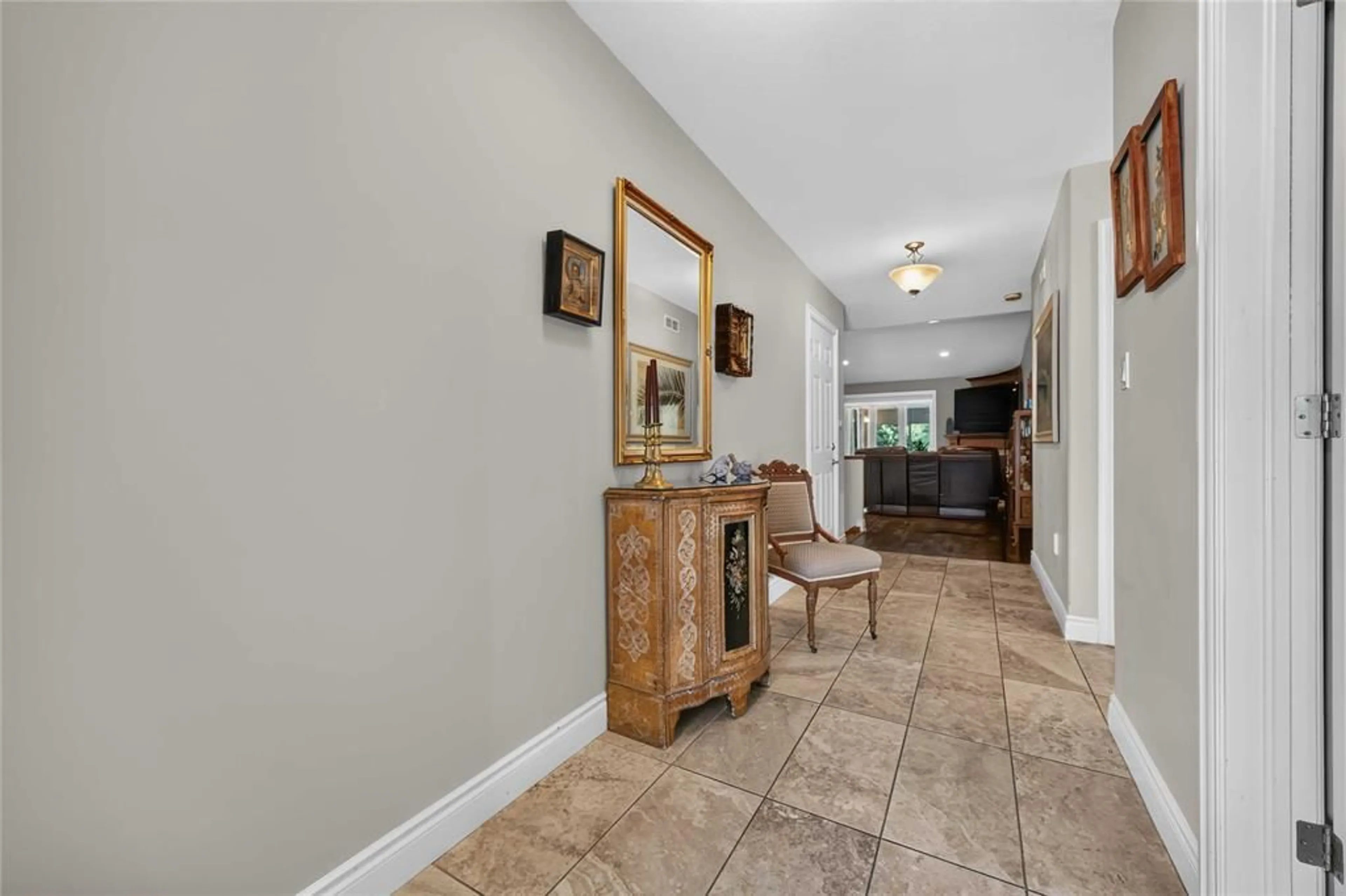 Indoor entryway for 821 Carriage Way, Sarnia Ontario N7W 0A5