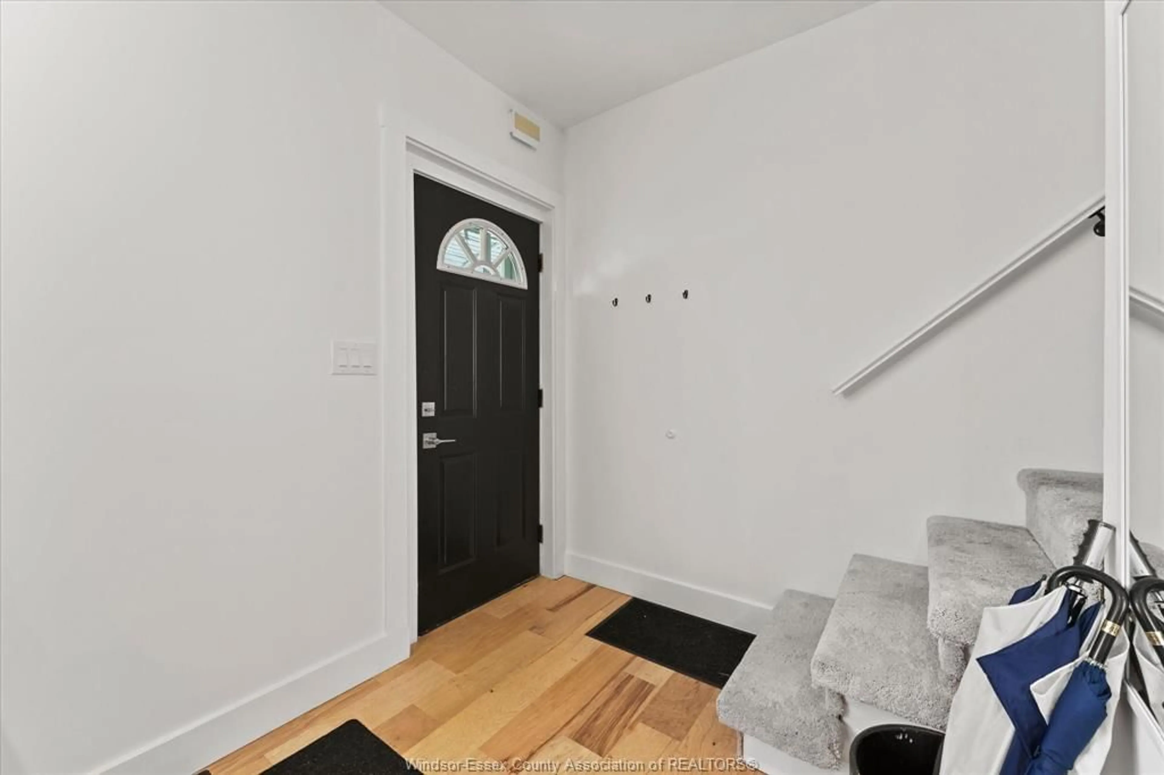 Indoor entryway for 1261 MONMOUTH Rd, Windsor Ontario N8Y 3M2