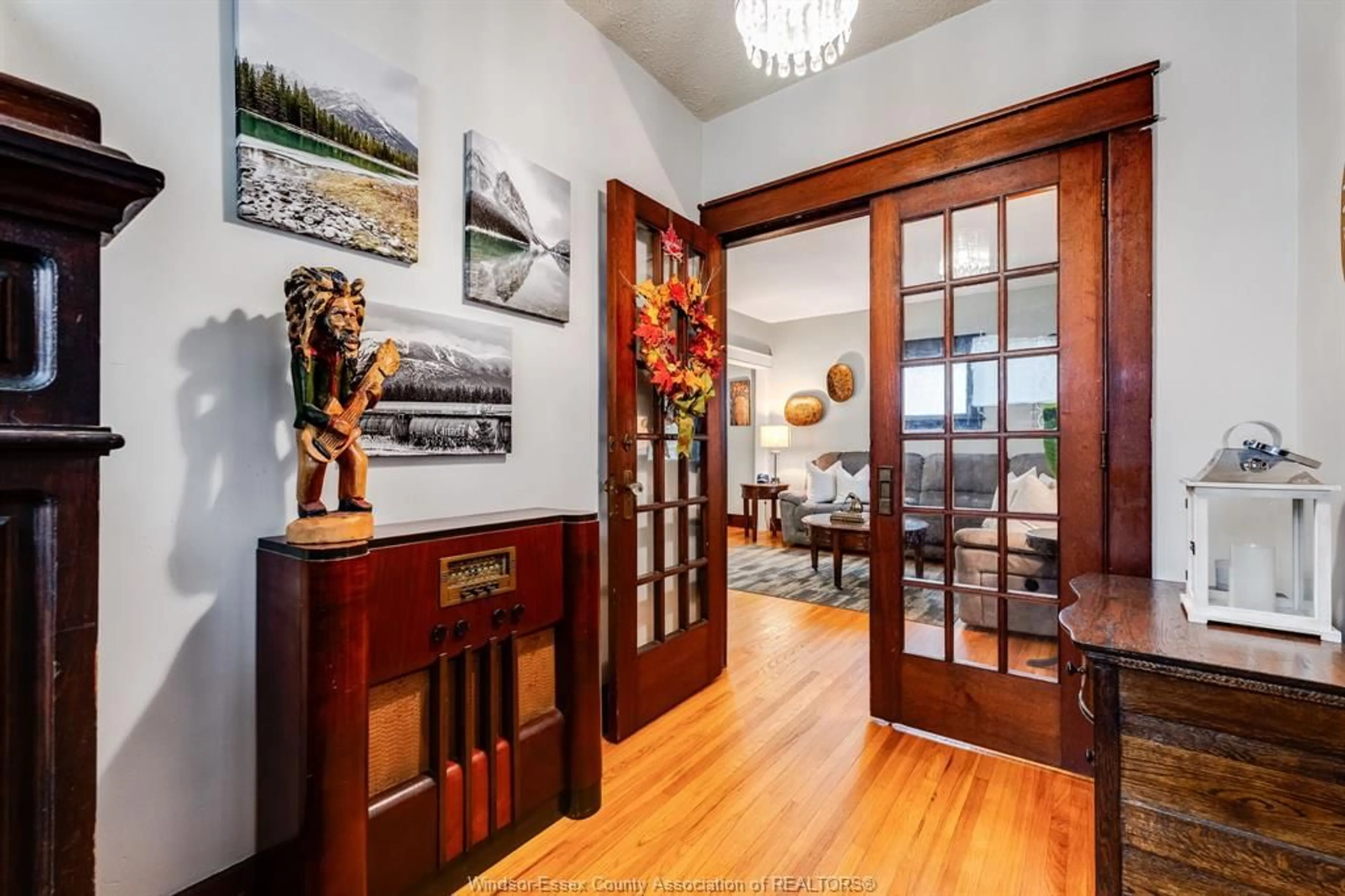 Indoor foyer for 3 Selkirk Ave, Leamington Ontario N8H 1G2