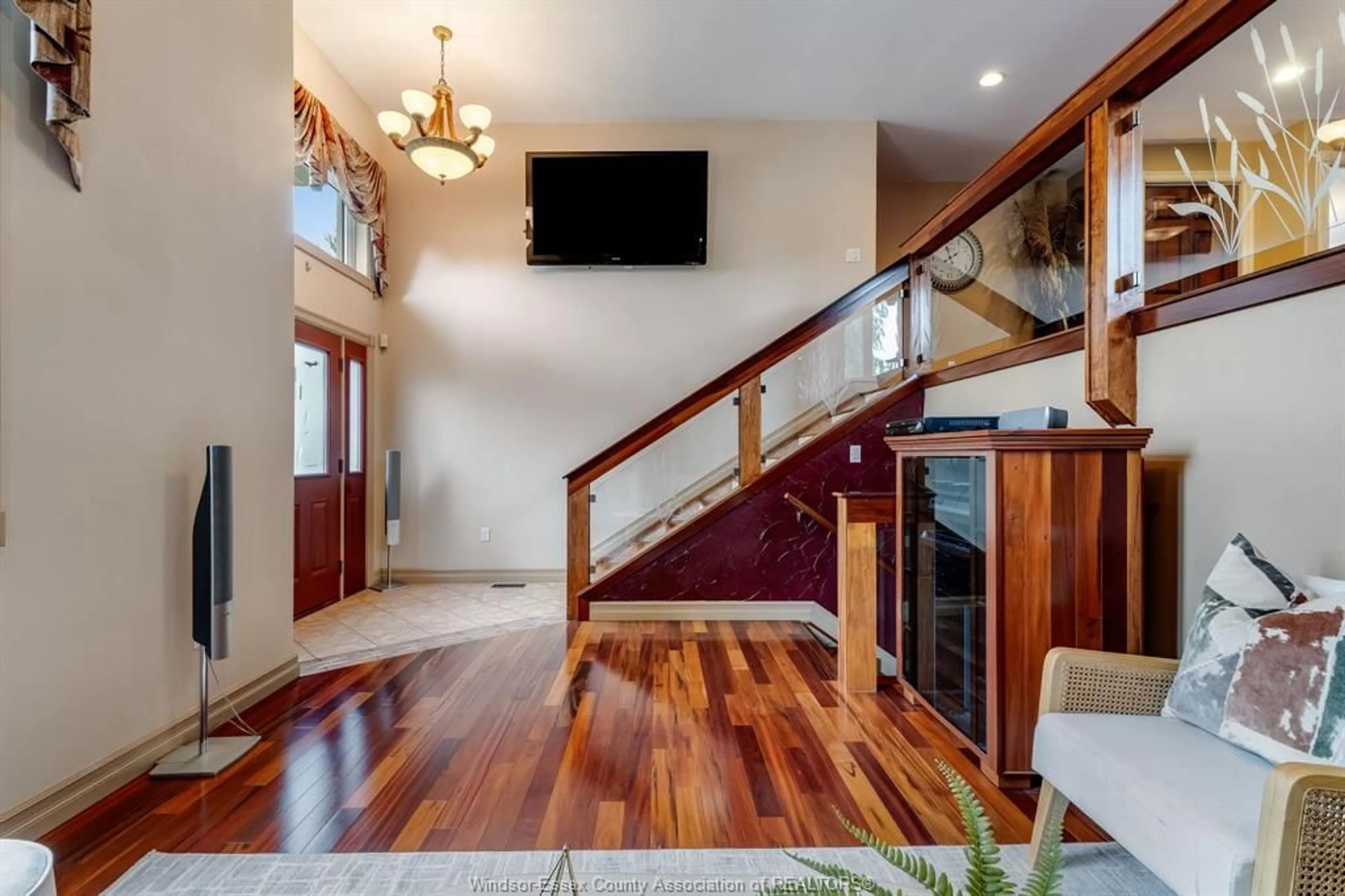 Indoor foyer for 35 Normandy Ave, Kingsville Ontario N9Y 4E9